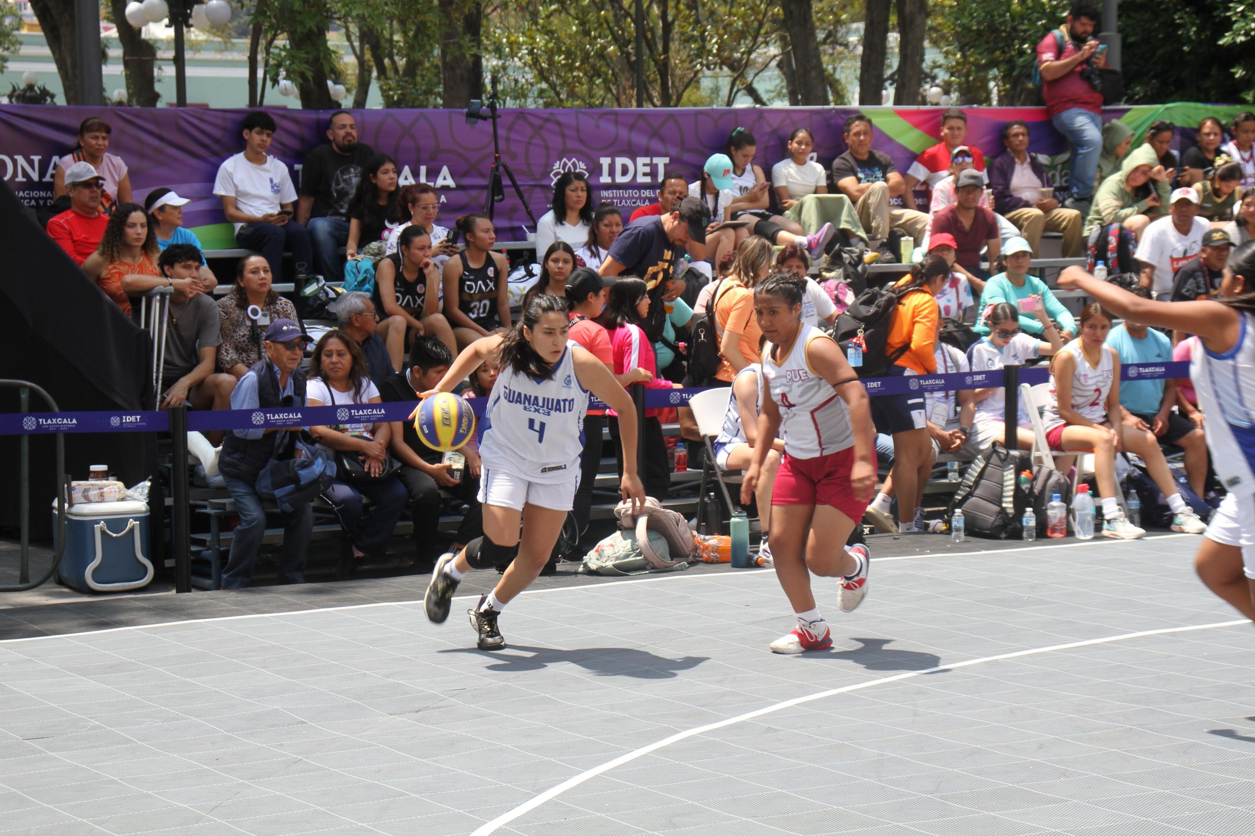 La delegación de Guanajuato arrancó su participación en la Olimpiada Nacional 2025 con excelentes resultados. En la disciplina de básquetbol 3X3 femenil categoría 17-18 años la tercia guanajuatense empezó su participación con victoria al imponerse en su primer encuentro a su similar de Puebla con marcador de 16 puntos a 5.