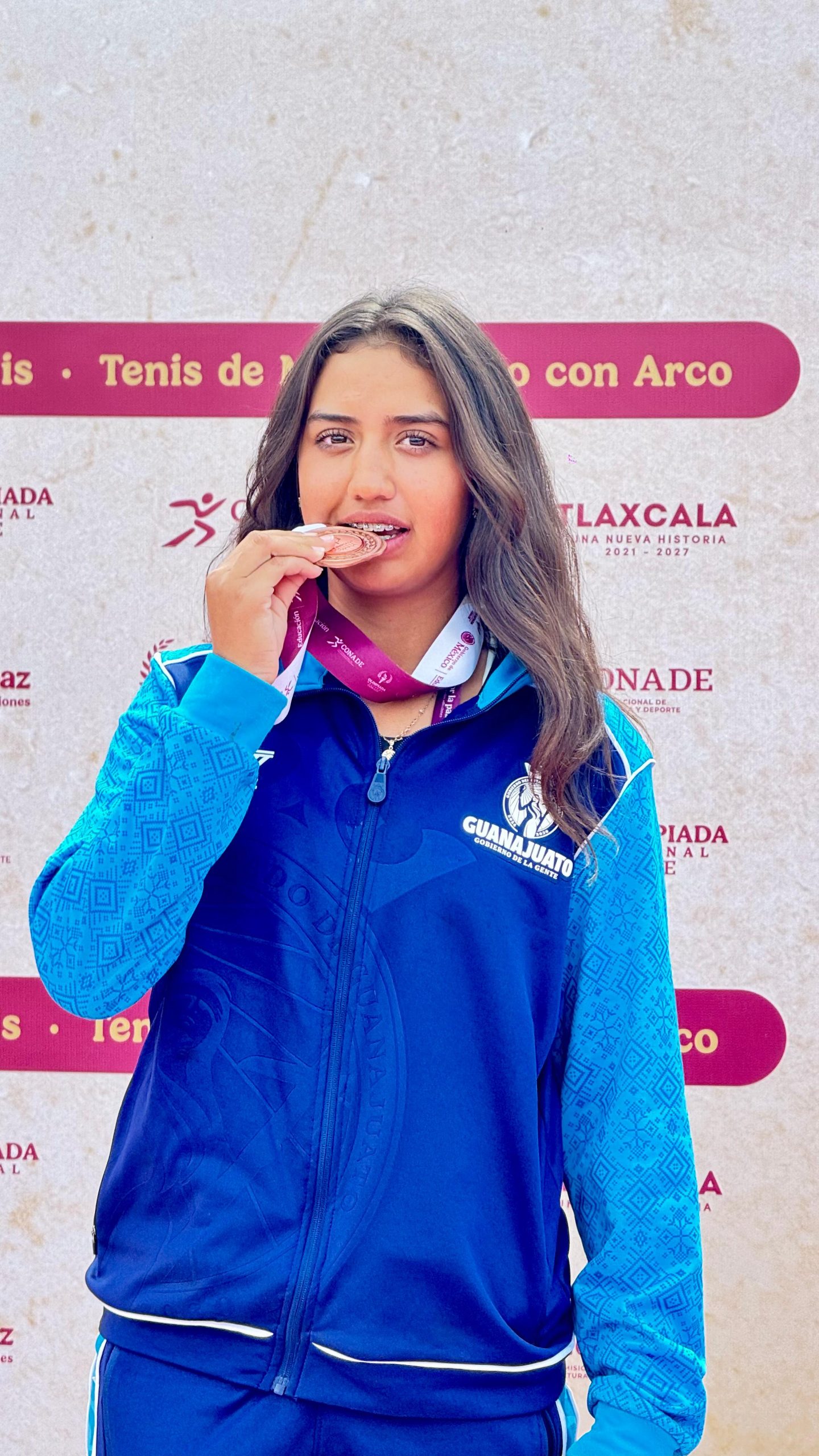 CIERRA TENIS CON BRONCE