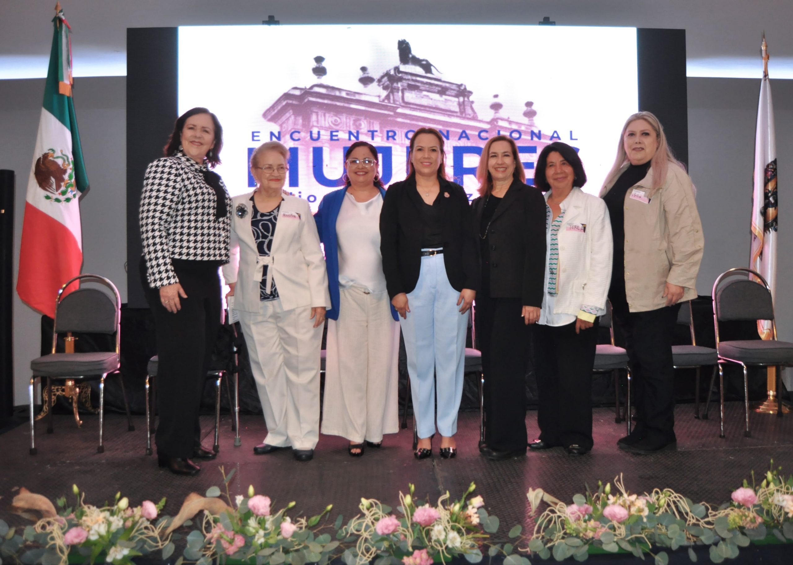En representación de la gobernadora de la Gente Libia Dennise García Muñoz Ledo, Ivon Padilla Hernández, Directora General de la Financiera y Apoyos Tú Puedes Guanajuato destacó que, en México se viven tiempos históricos y el papel de la mujer en la vida pública de un estado como Guanajuato, toma relevancia con acciones contundentes.