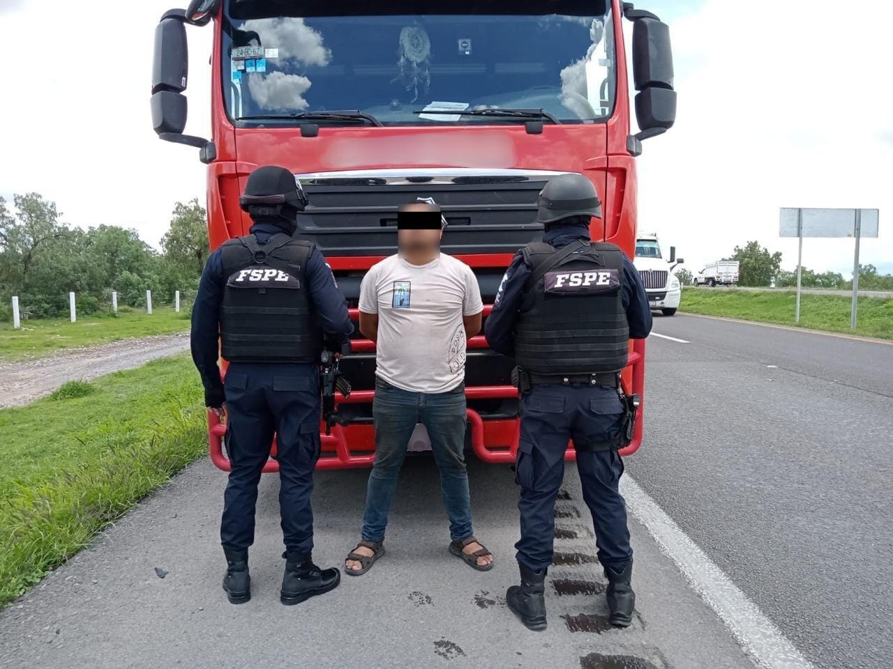 Asegura Secretaría de Seguridad y Paz 32 toneladas de alambrón; detiene a conductor en la Carretera Federal 57