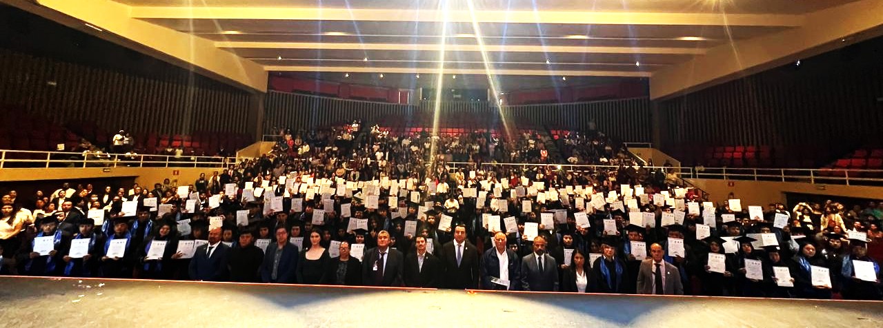 Celaya, Guanajuato a 21 de Julio de 2025. En un emotivo acto celebrado en el municipio de Celaya, se llevó a cabo la ceremonia de egreso de 229 alumnas y alumnos que culminaron sus estudios de nivel medio superior en los Telebachilleratos Comunitarios (TBC). Esta generación representa el esfuerzo colectivo de 23 planteles y el compromiso diario de 69 docentes que, con vocación y entrega, acompañaron el desarrollo académico y personal de cada estudiante.