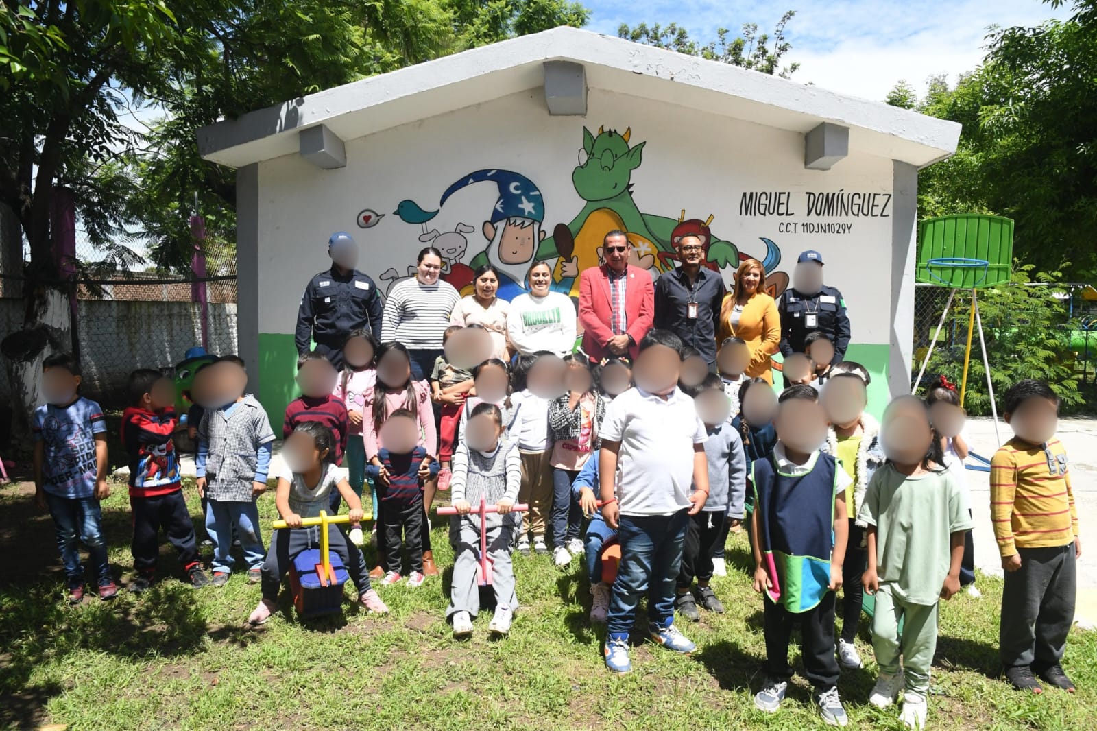 Seis adolescentes del Centro de Internamiento Especializado elaboraron cuatro juegos infantiles con materiales reciclados y regalaron sonrisas a estudiantes de la comunidad San Judas Tadeo.

Esta iniciativa es parte del programa Somos el Cambio, impulsado por una organización que promueve el emprendimiento social con impacto comunitario.