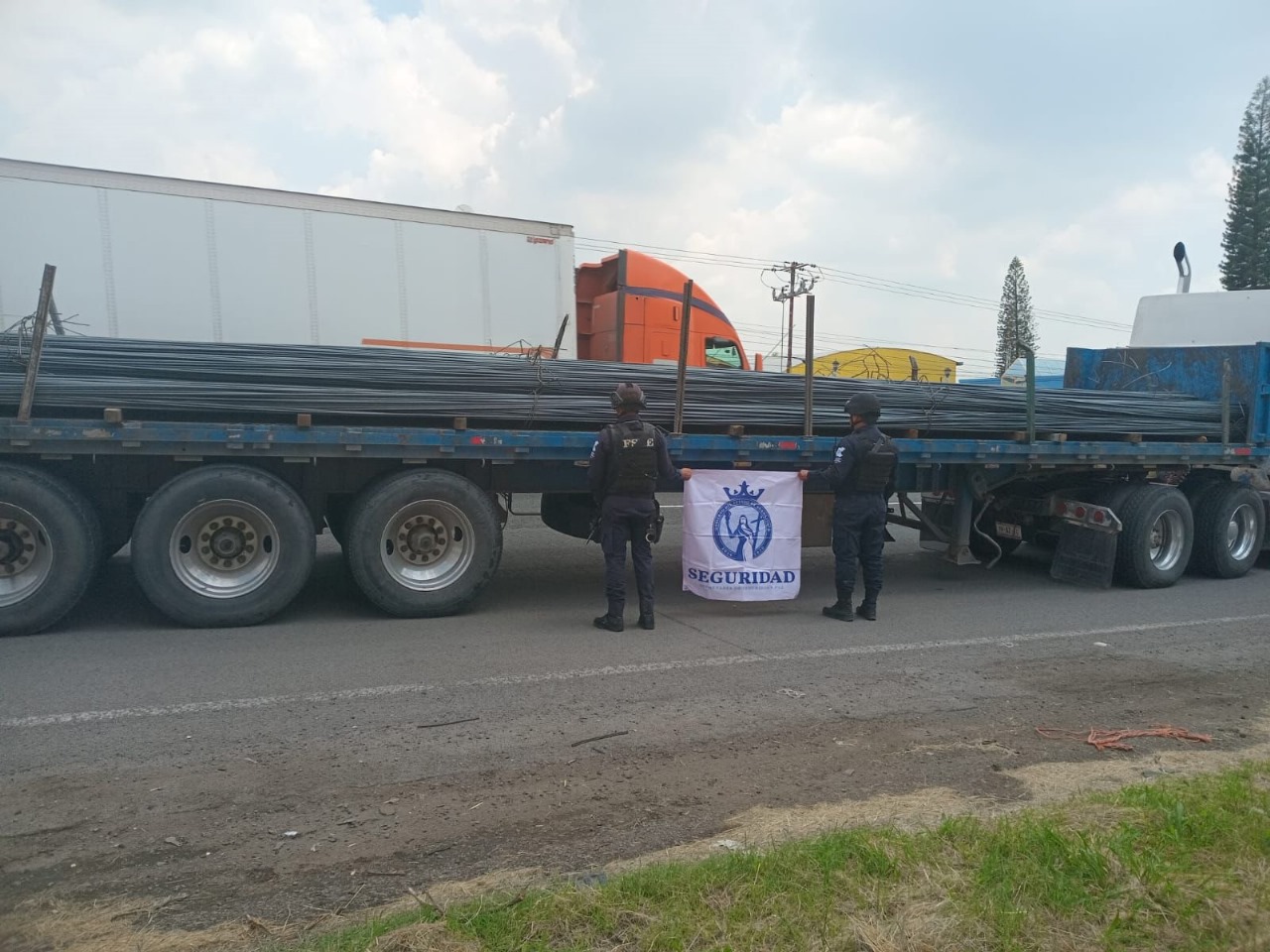 Recupera Secretaría de Seguridad y Paz tractocamión con carga de varilla valuada en más de un millón de pesos