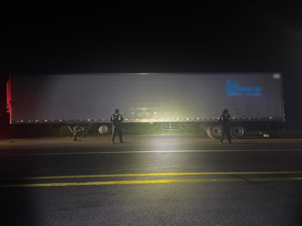 La unidad fue localizada por la Policía Estatal de Caminos durante patrullajes de protección a ciclos productivos sobre la carretera Silao–San Felipe. Contaba con reporte de robo en Jalisco y fue puesta a disposición de la FGR junto con la mercancía recuperada.