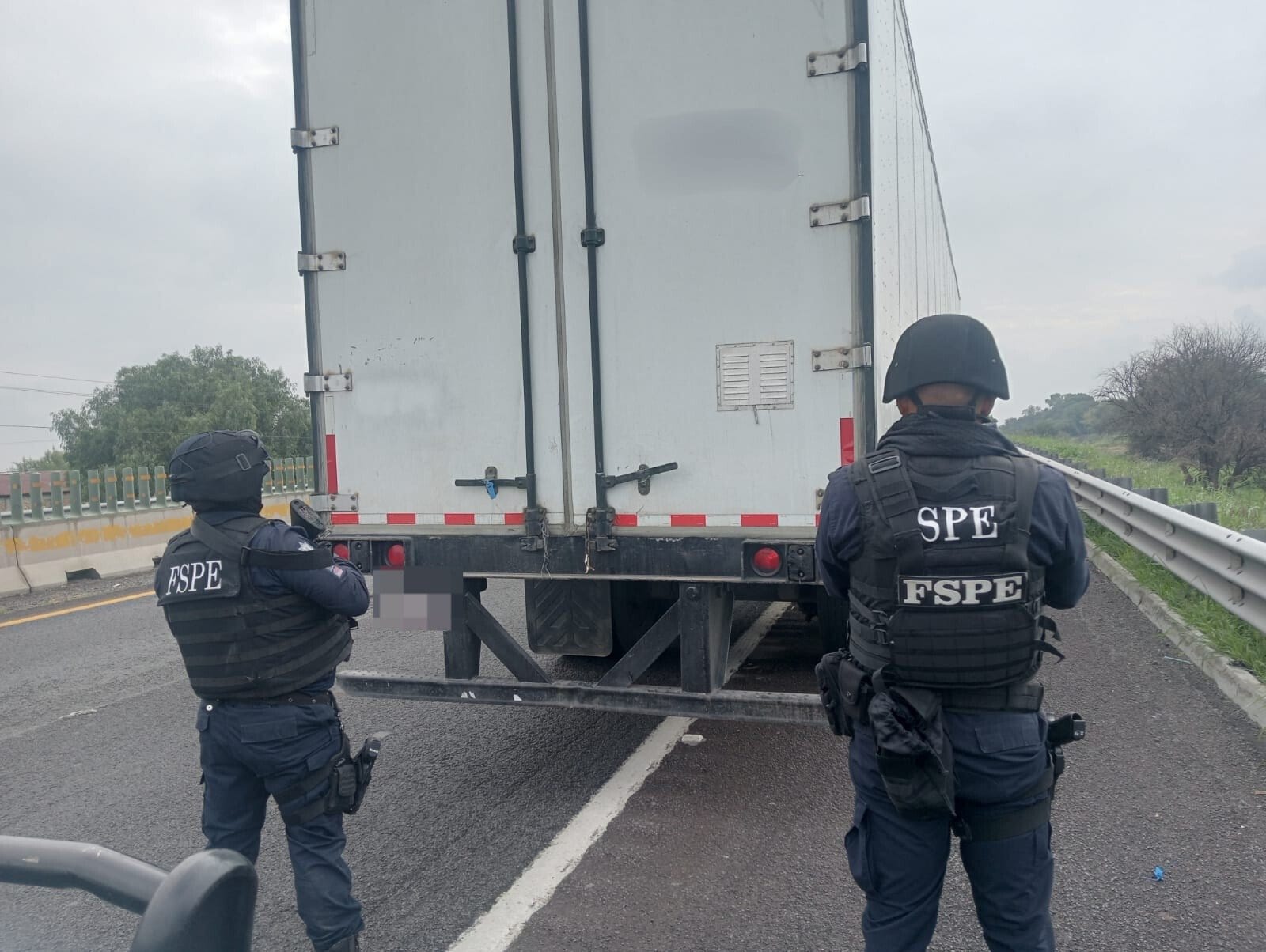 Recupera Secretaría de Seguridad y Paz en Apaseo el Grande tractocamión con sandalias valuadas en 117 mil pesos