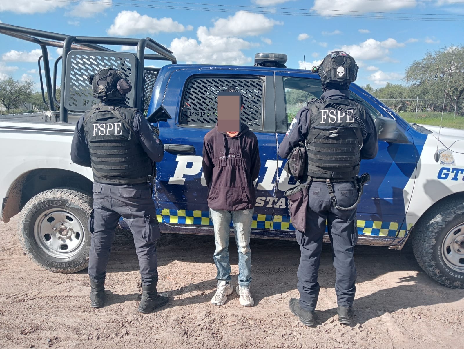 Secretaría de Seguridad y Paz detiene en Dolores Hidalgo a dos hombres con arma oculta en funda para guitarra