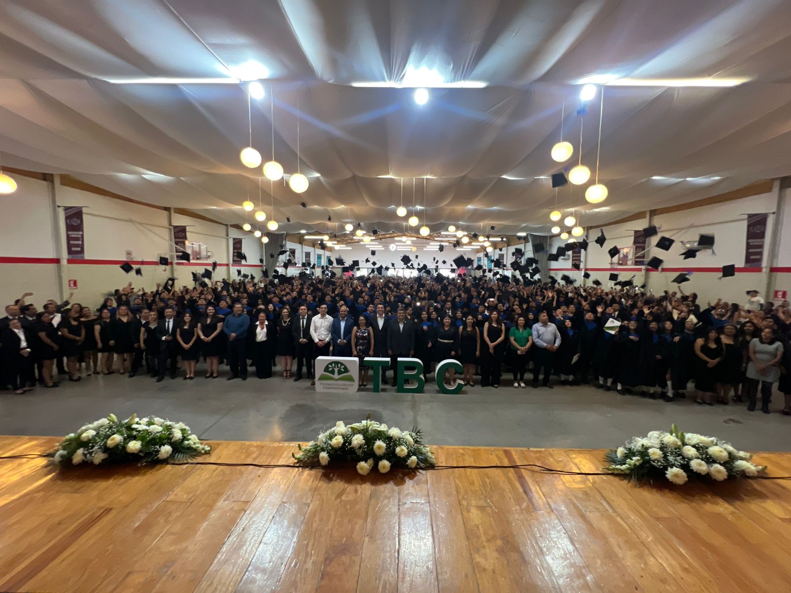 Irapuato, Guanajuato, a 16 de Julio de 2025. Con gran orgullo y emoción, la Universidad Virtual del Estado de Guanajuato (UVEG) celebró la ceremonia de egreso de 240 jóvenes pertenecientes a 25 Telebachilleratos Comunitarios del municipio de Irapuato, en un acto que reafirma el compromiso con la educación media superior en la región. Este evento se enmarca dentro de los principios del Gobierno de la Gente, impulsado por la Gobernadora, la Maestra Libia Dennise García Muñoz Ledo.