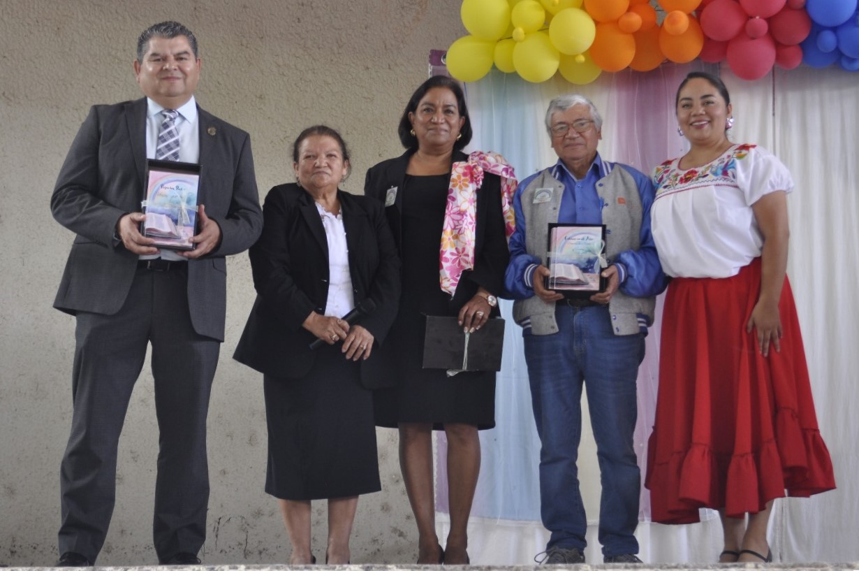 Presentan “Arco iris de poesía”, colección literaria con catorce obras de estudiantes victorenses