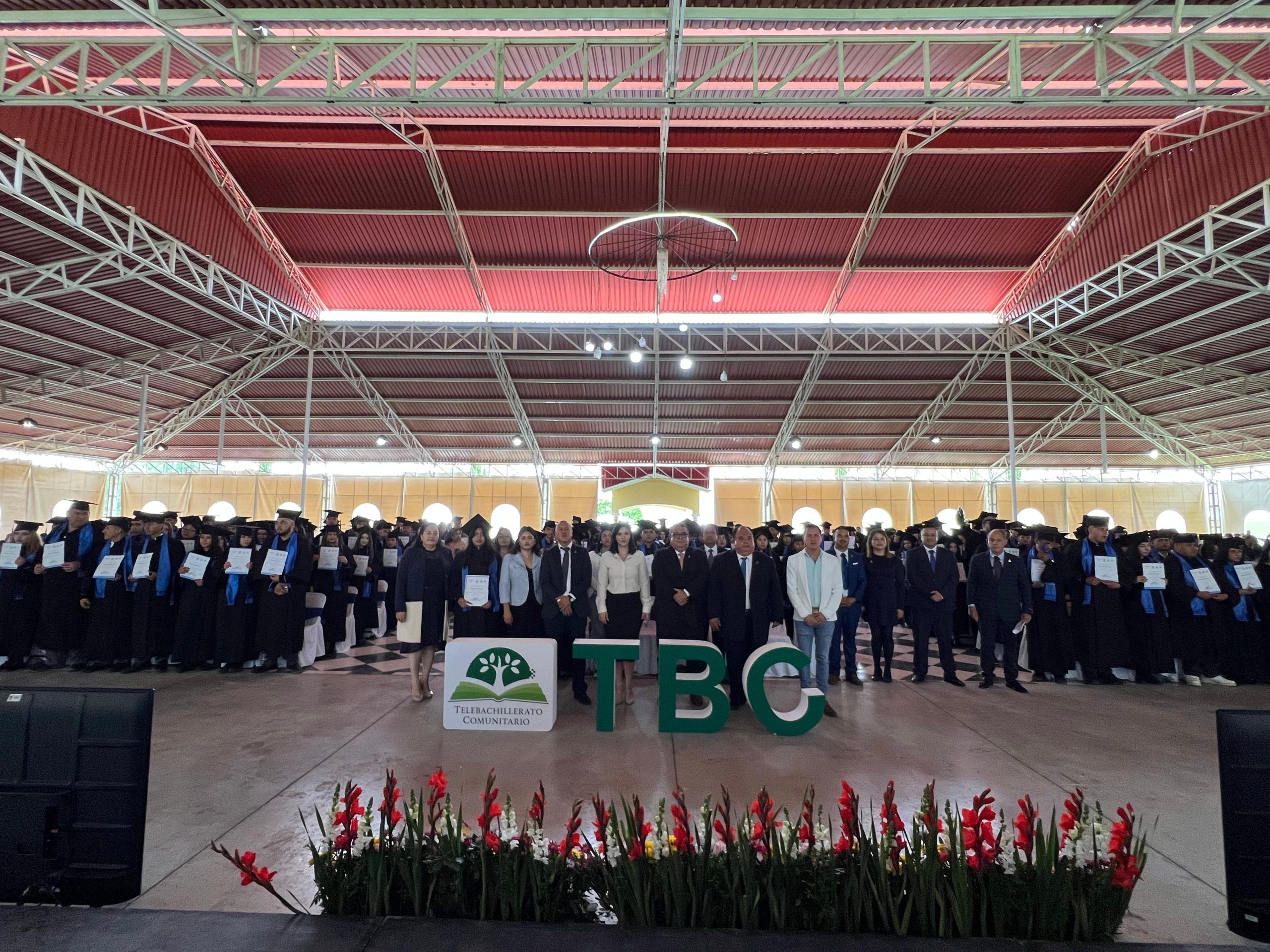 La Universidad Virtual del Estado de Guanajuato (UVEG) celebró la ceremonia de egreso de 235 alumnas y alumnos pertenecientes a 23 Telebachilleratos Comunitarios (TBC) de los municipios de Apaseo el Alto, Apaseo el Grande, Jerécuaro, Coroneo y Tarandacuao en un evento que refrenda el compromiso de la institución con la educación incluyente y de calidad en todos los rincones del estado.