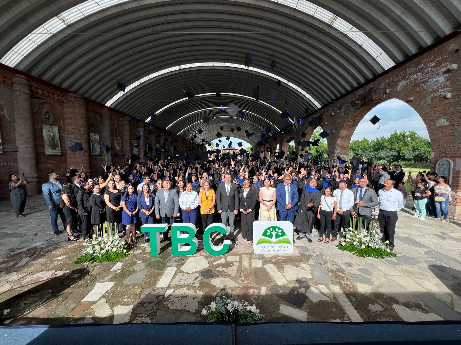 Se celebró con gran orgullo la ceremonia de graduación de los Telebachilleratos Comunitarios (TBC) en la sede Pénjamo, donde 230 alumnas y alumnos culminaron sus estudios de nivel medio superior. Esta ceremonia forma parte de una gran jornada de egresos organizada por la Universidad Virtual del Estado de Guanajuato (UVEG), institución rectora de este modelo educativo.