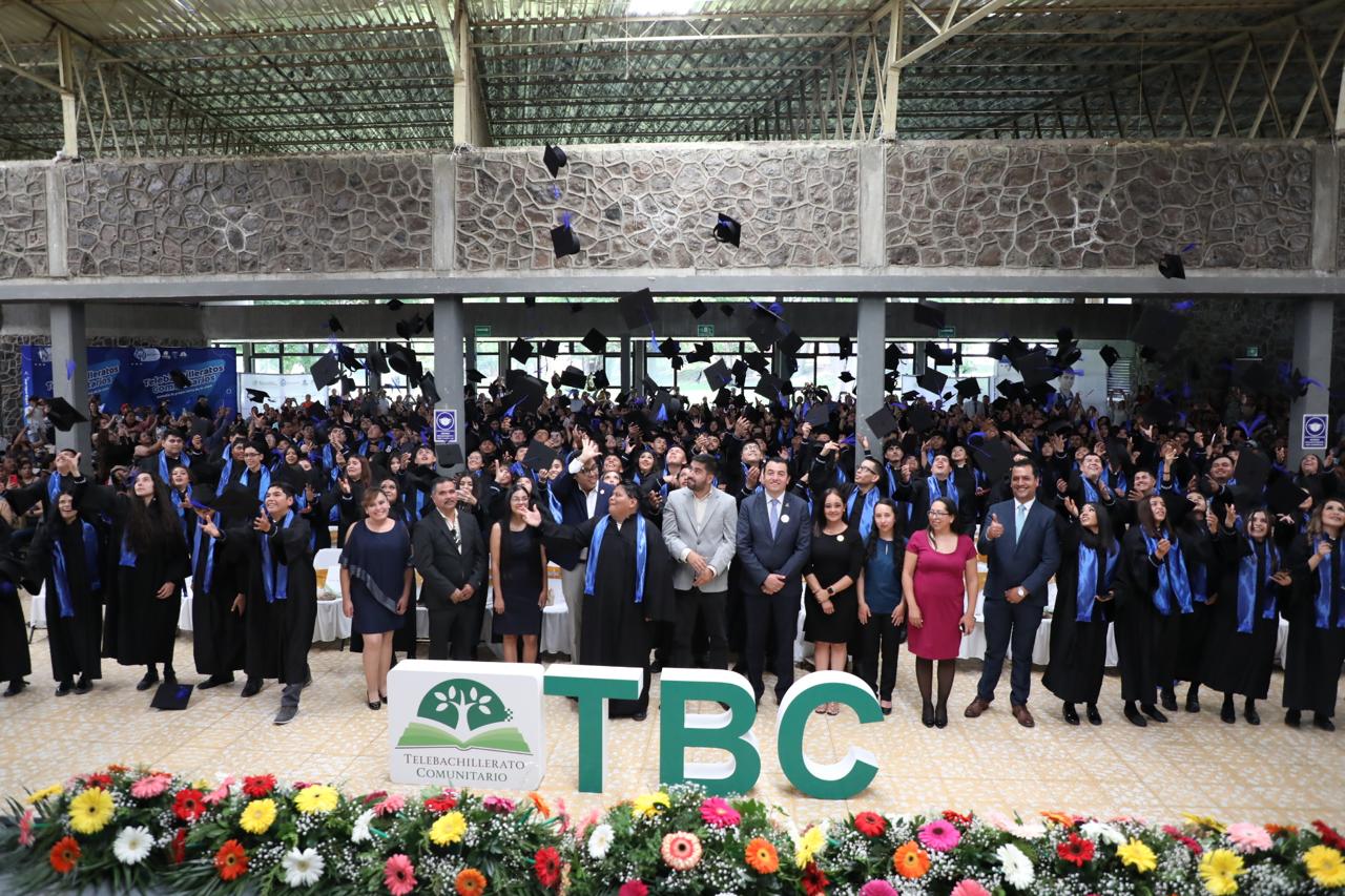 Con gran entusiasmo y orgullo, se llevó a cabo la ceremonia de egreso de 242 alumnas y alumnos de los Telebachilleratos Comunitarios (TBC), quienes concluyeron su educación media superior gracias a su esfuerzo, constancia y al acompañamiento de sus docentes.
Este evento reunió a estudiantes de 22 planteles ubicados en los municipios de Salvatierra, Acámbaro, Santiago Maravatío, Tarimoro, Cortazar y Villagrán.