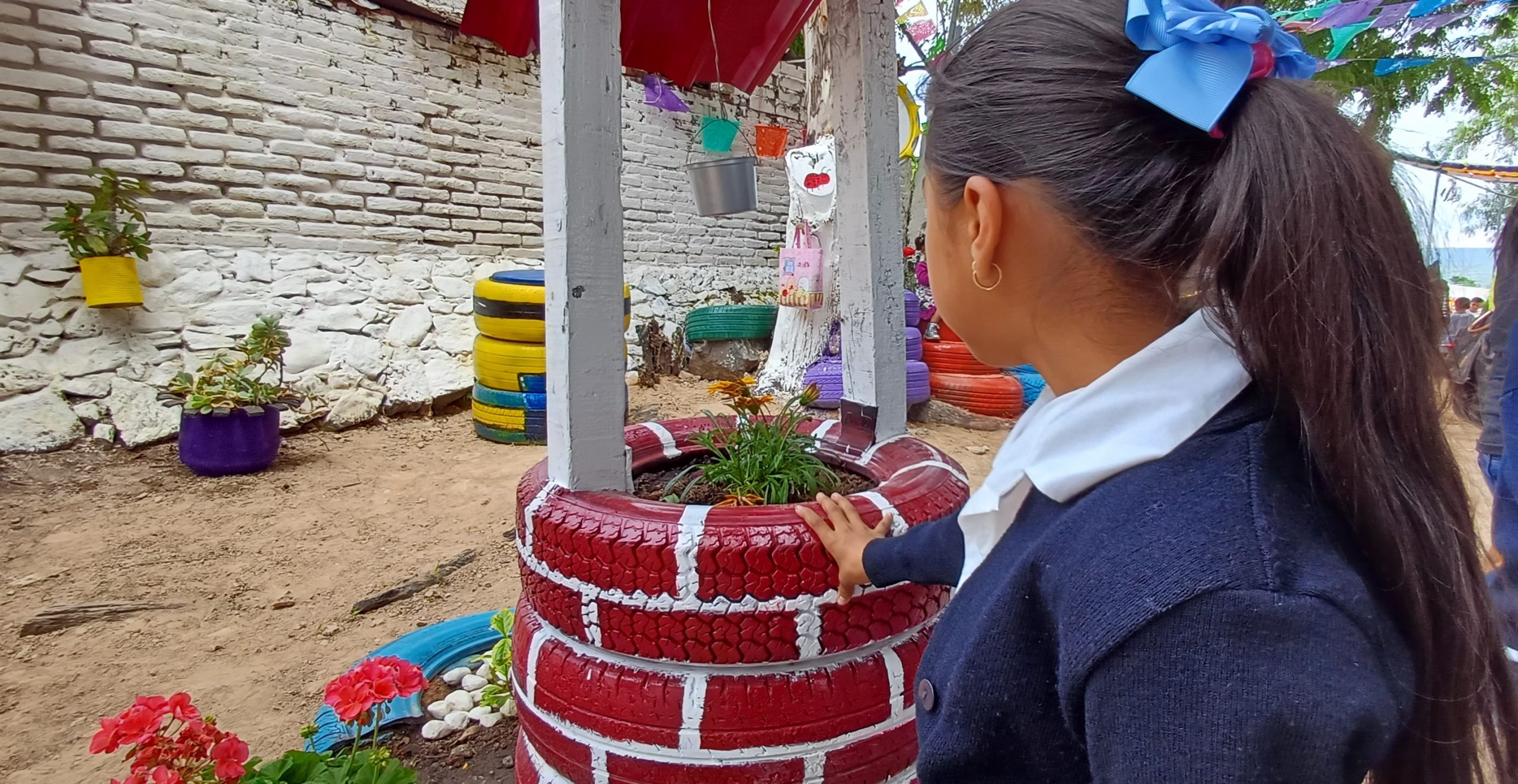 Donación transforma escuela primaria en Apaseo el Grande, inauguran patio escolar y promueven lectura y creatividad