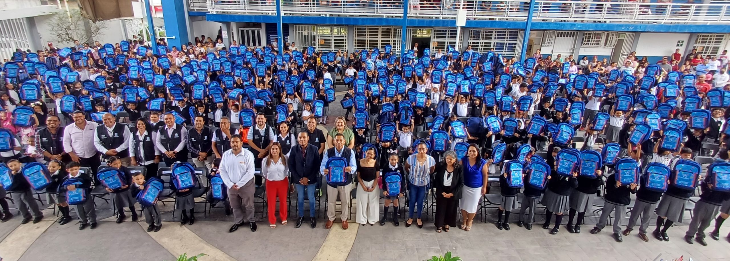 Entregaron miles de mochilas y útiles escolares a estudiantes de la Región V