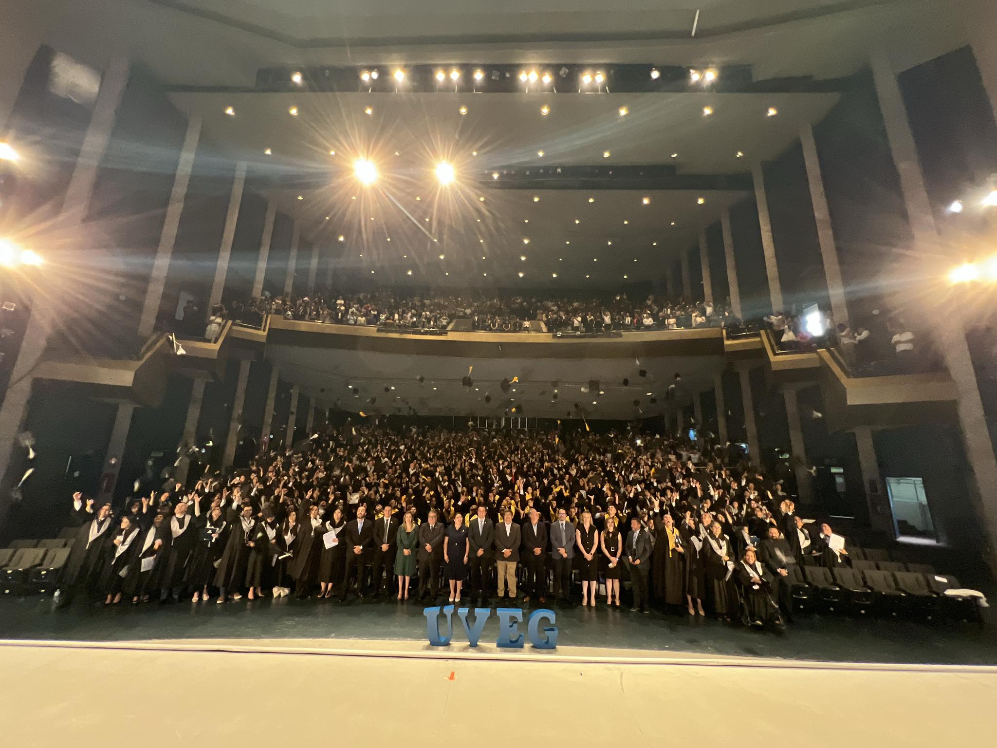 La Universidad Virtual del Estado de Guanajuato (UVEG) llevó a cabo su Segunda Ceremonia de Egreso, un evento que reconoció el esfuerzo, dedicación y compromiso de 2,645 egresadas y egresados que concluyeron satisfactoriamente sus estudios en distintos niveles educativos.