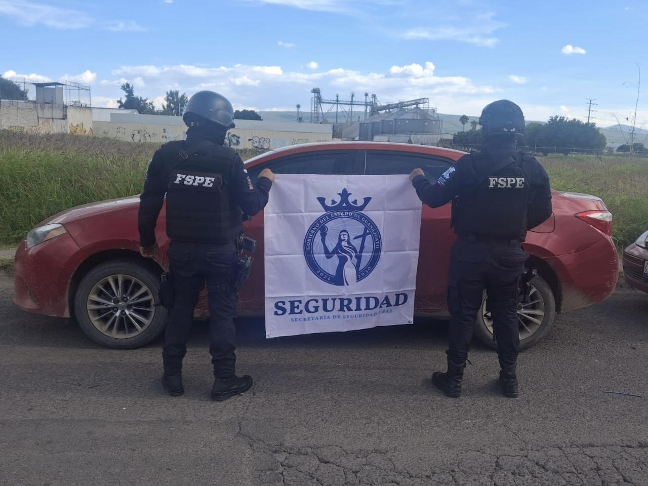 ⁠Personal de la Secretaría de Seguridad y Paz, a través de las FSPE, aseguró un vehículo con armamento, cargadores y 185 cartuchos útiles en la comunidad de Pozos.

Durante el mes de julio, el Gobierno de la Gente retiró de circulación 17 armas largas, 12 cortas, 2 mil 64 cartuchos y 57 cargadores.