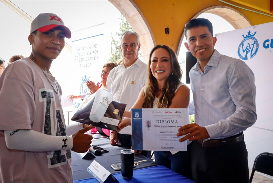 ENTREGAN CERTIFICADOS DE EDUCACIÓN BÁSICA A COMERCIANTES DEL MERCADO GAVIRA