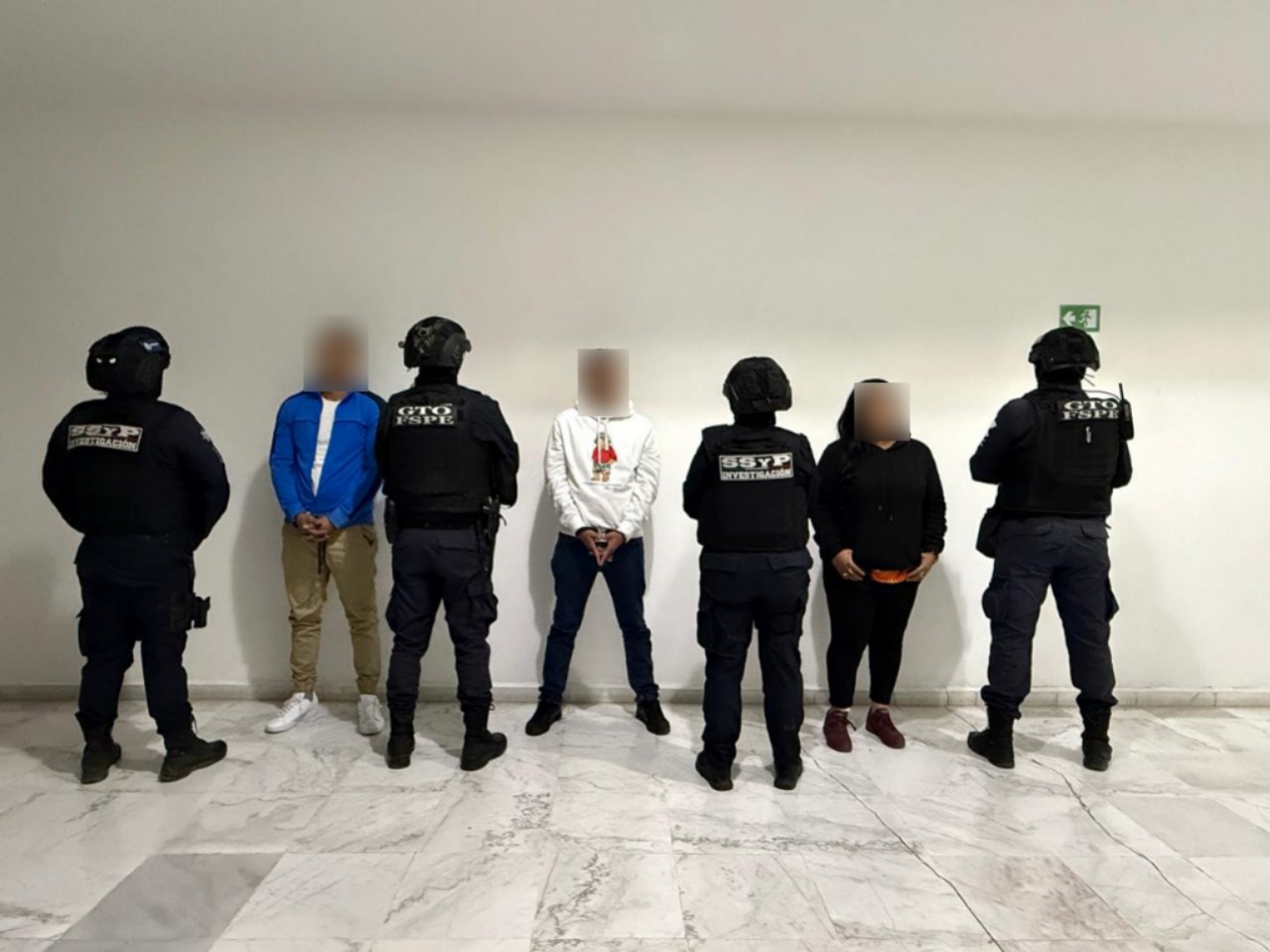 ⁠En un operativo coordinado entre fuerzas federales y estatales, se aseguraron más de 447 mil pesos en efectivo, posible droga, medicamentos controlados, vehículos y una máquina contadora de billetes.

Las tres personas detenidas -originarias de Jalisco- ya fueron vinculados a proceso penal.