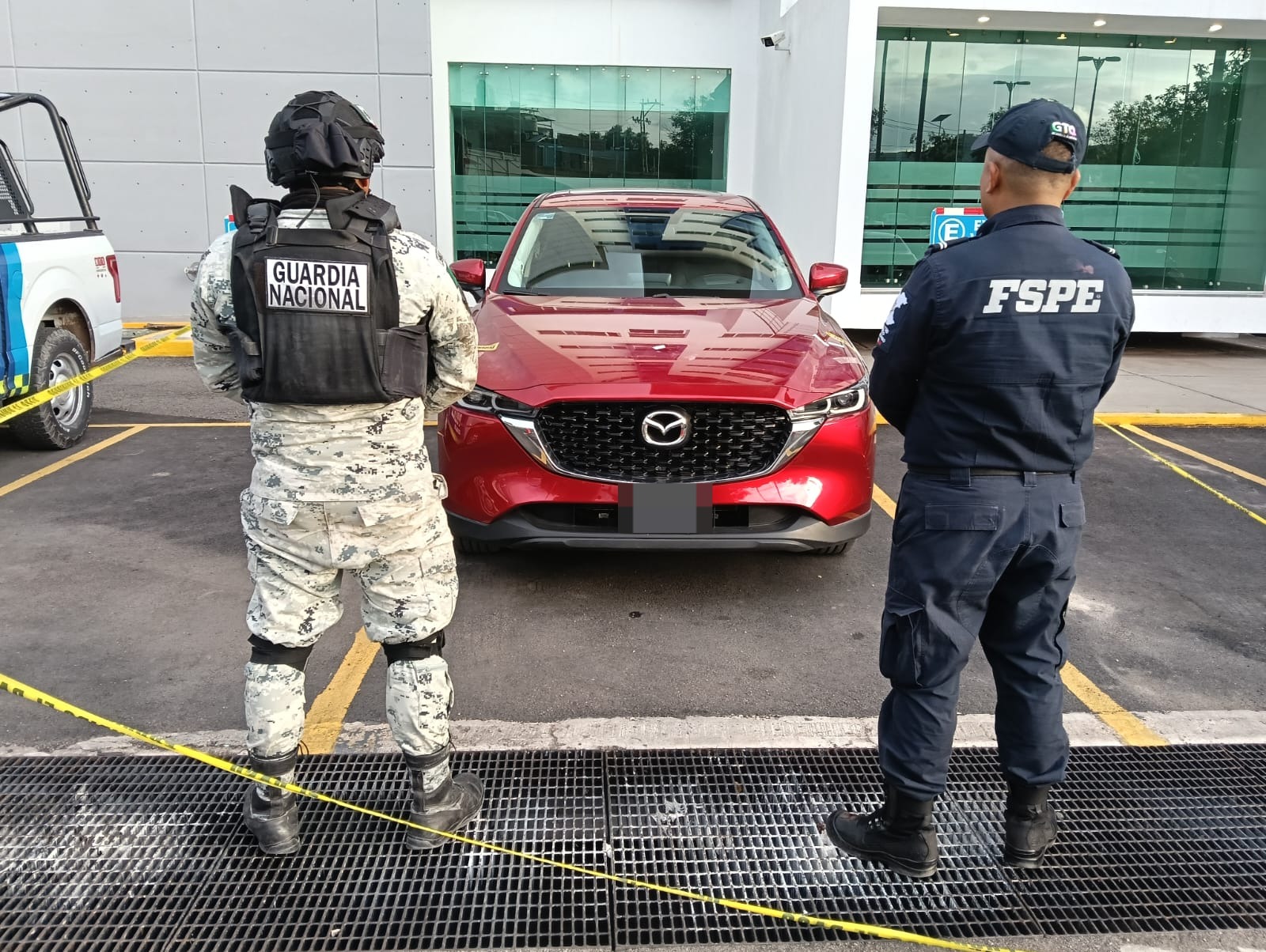 ⁠Como parte del Operativo Blindaje, durante un patrullaje conjunto se aseguró un vehículo con reporte de robo y fueron detenidas dos personas de 16 y 17 años.

En la acción también fueron aseguradas armas, cartuchos y teléfonos celulares, con apoyo de la Guardia Nacional y la Secretaría de la Defensa.