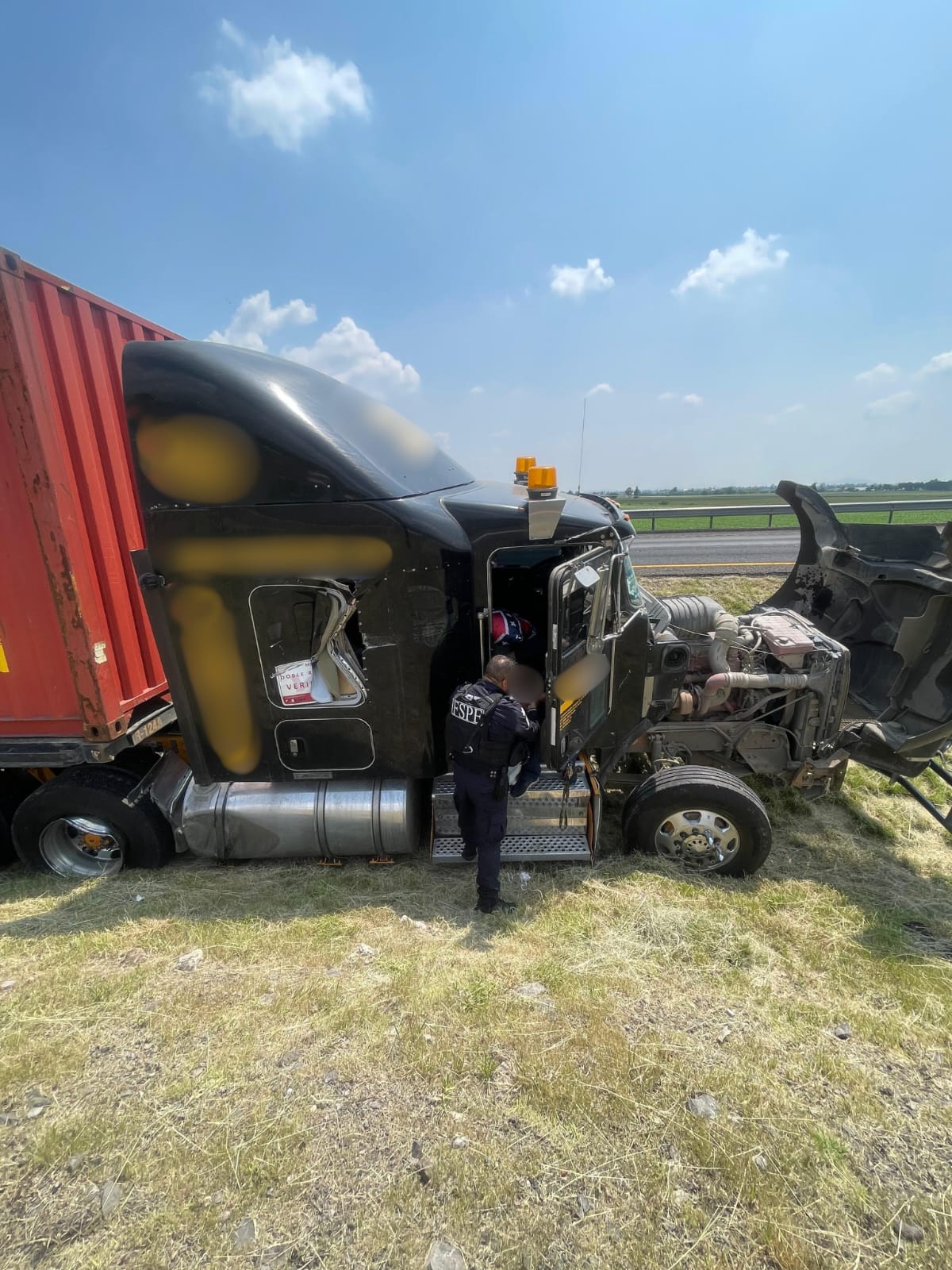 Auxilia Escuadrón Antiextorsión a conductor de tractocamión accidentado en la carretera Salamanca–León