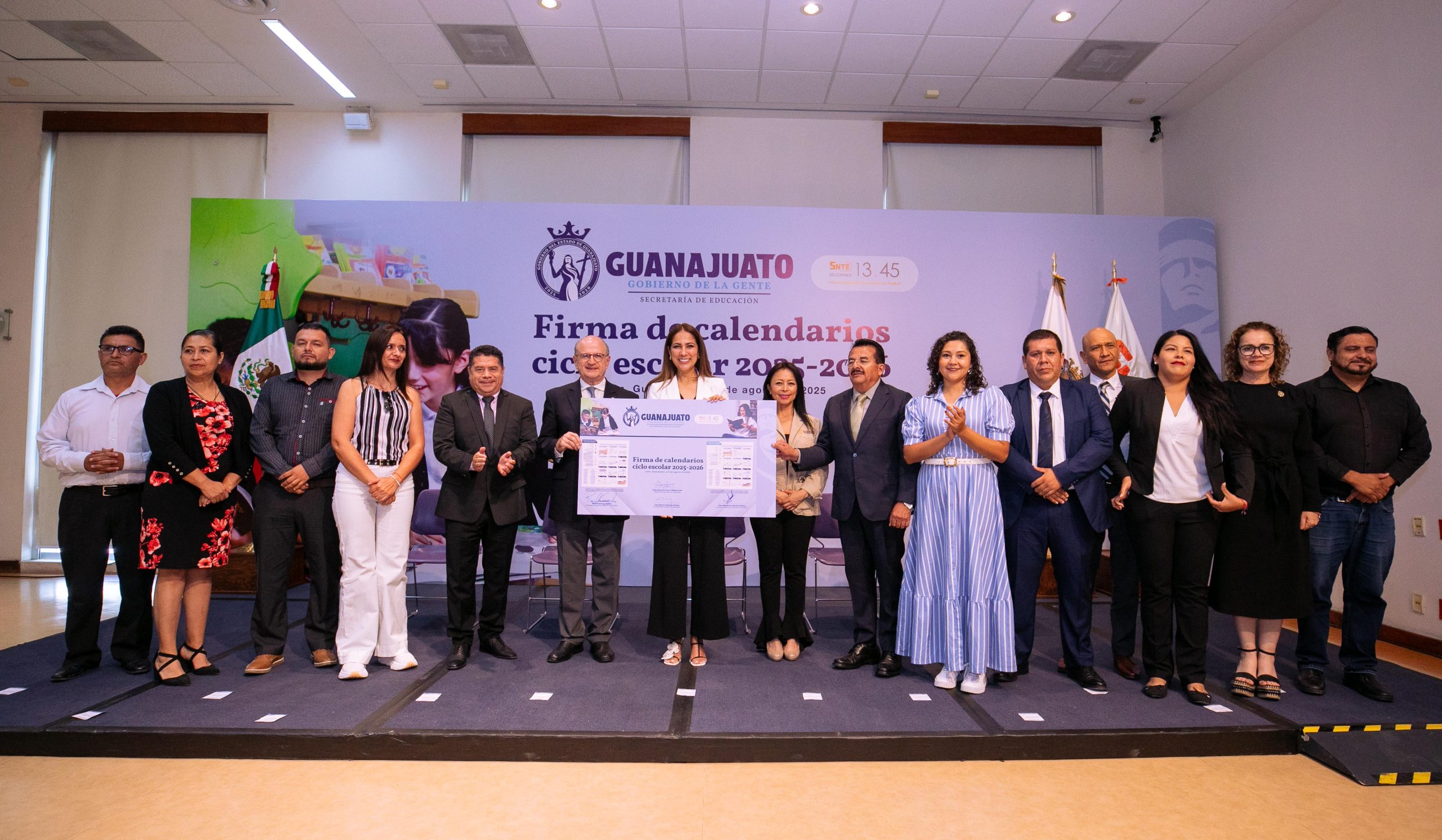 Firma Gobernadora Calendarios Escolares para el Ciclo Escolar 2025-2026