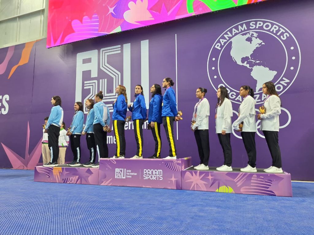 CIERRA NATACIÓN CON DOS MEDALLAS