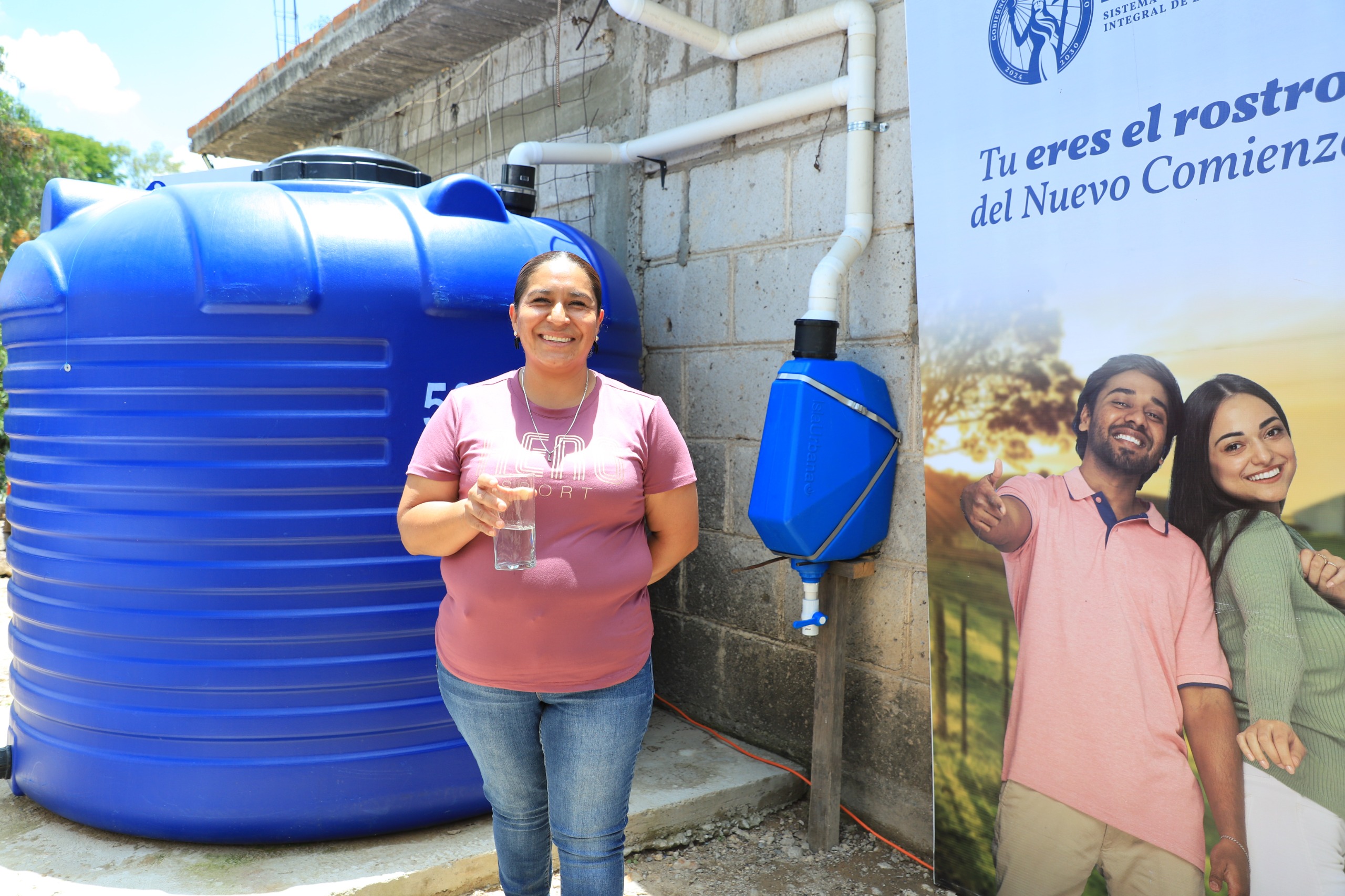 Entrega DIF Estatal sistemas de captación de agua a familias de Pocitos de Corrales en Comonfort