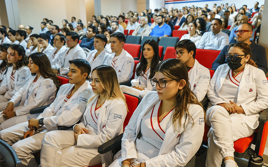 Exhorta secretario de salud a las nuevas generaciones de Medicina a empatizar con la gente.