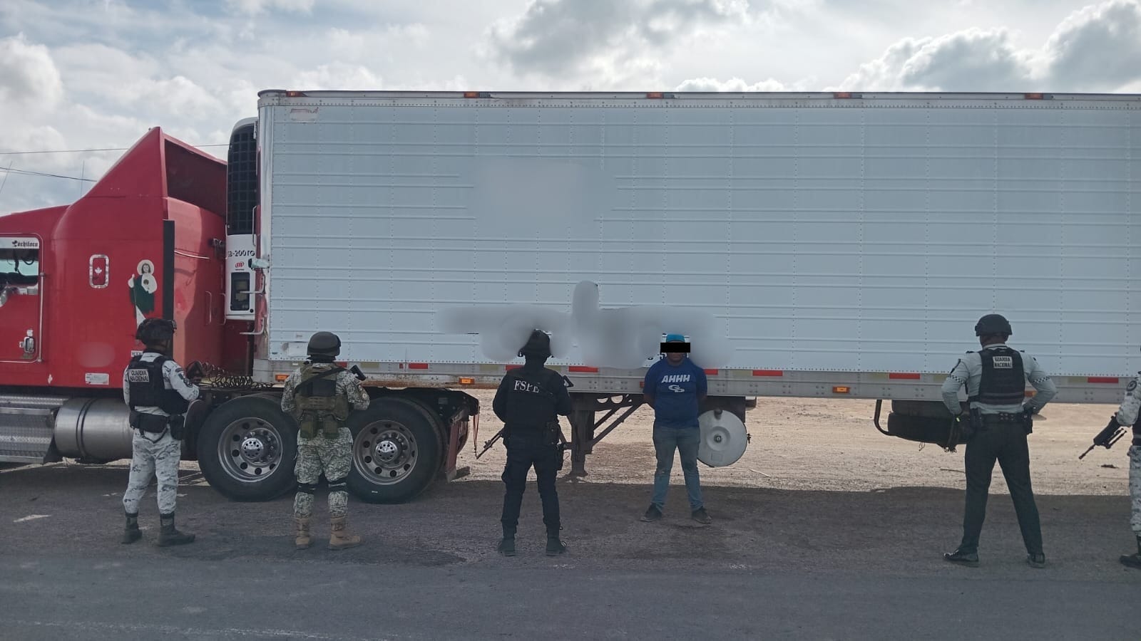 La caja refrigerada, cargada con 20 toneladas de manzanas, carecía de acreditación de propiedad y número de identificación vehicular.

El aseguramiento se realizó en coordinación con autoridades de los tres órdenes de gobierno como parte del Operativo Blindaje.