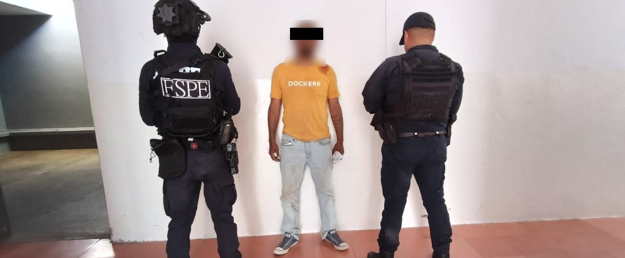 Luego de un reporte al 911 por robo de una camioneta, se desplegó un operativo que permitió recuperar el vehículo y detener a un presunto responsable.

En la unidad fue localizada un arma corta de fabricación artesanal calibre .380 con un cartucho útil.