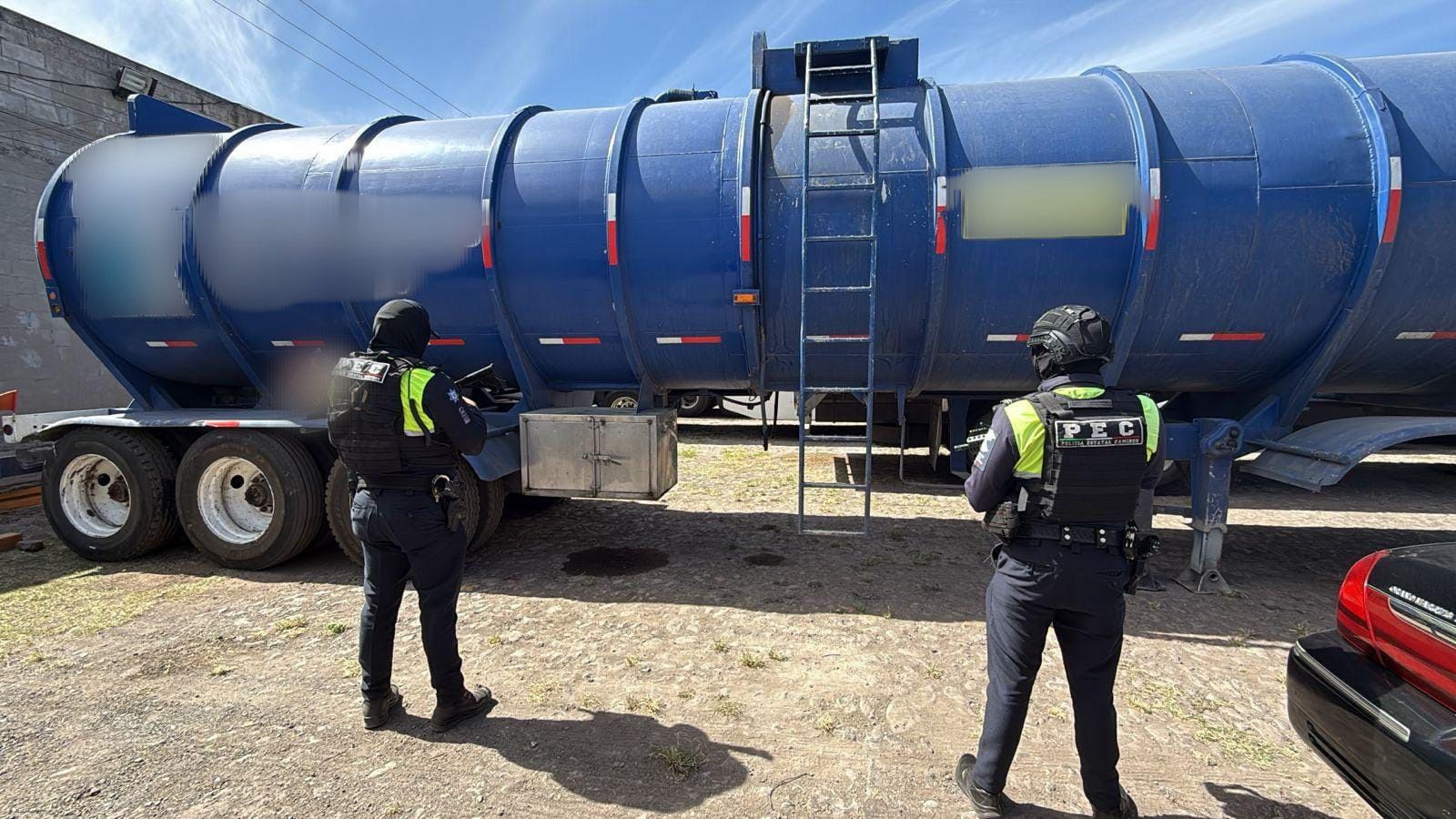 Asegura Policía Estatal de Caminos remolque con 45 mil litros de combustible en Celaya