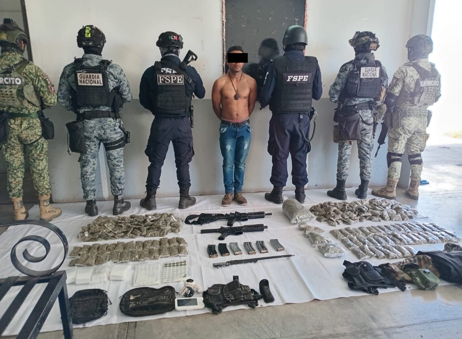 Detiene FSPE a una persona con armamento y casi 8 mil dosis de droga en Pénjamo