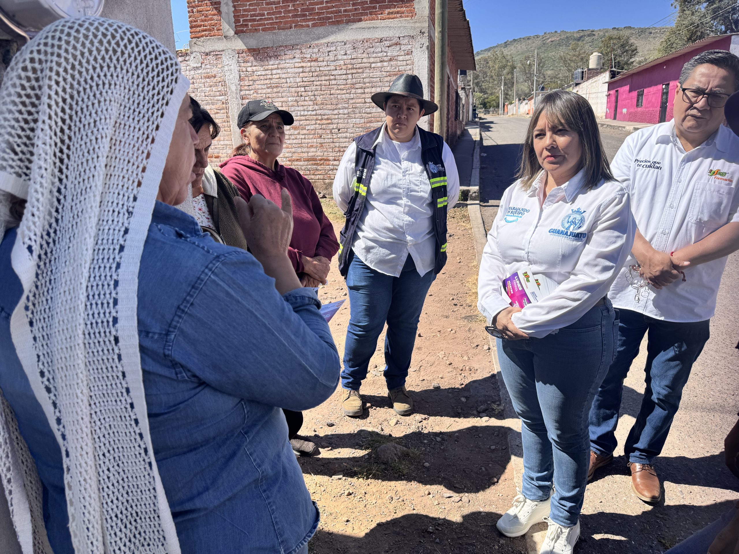 La directora del ISSEG visita la comunidad de Otates, en Huanímaro, junto a la Secretaría de Nuevo Comienzo
