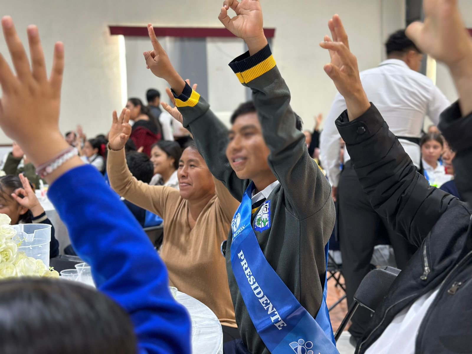 Estudiantes líderes de República Escolar toman protesta como presidentas y presidentes