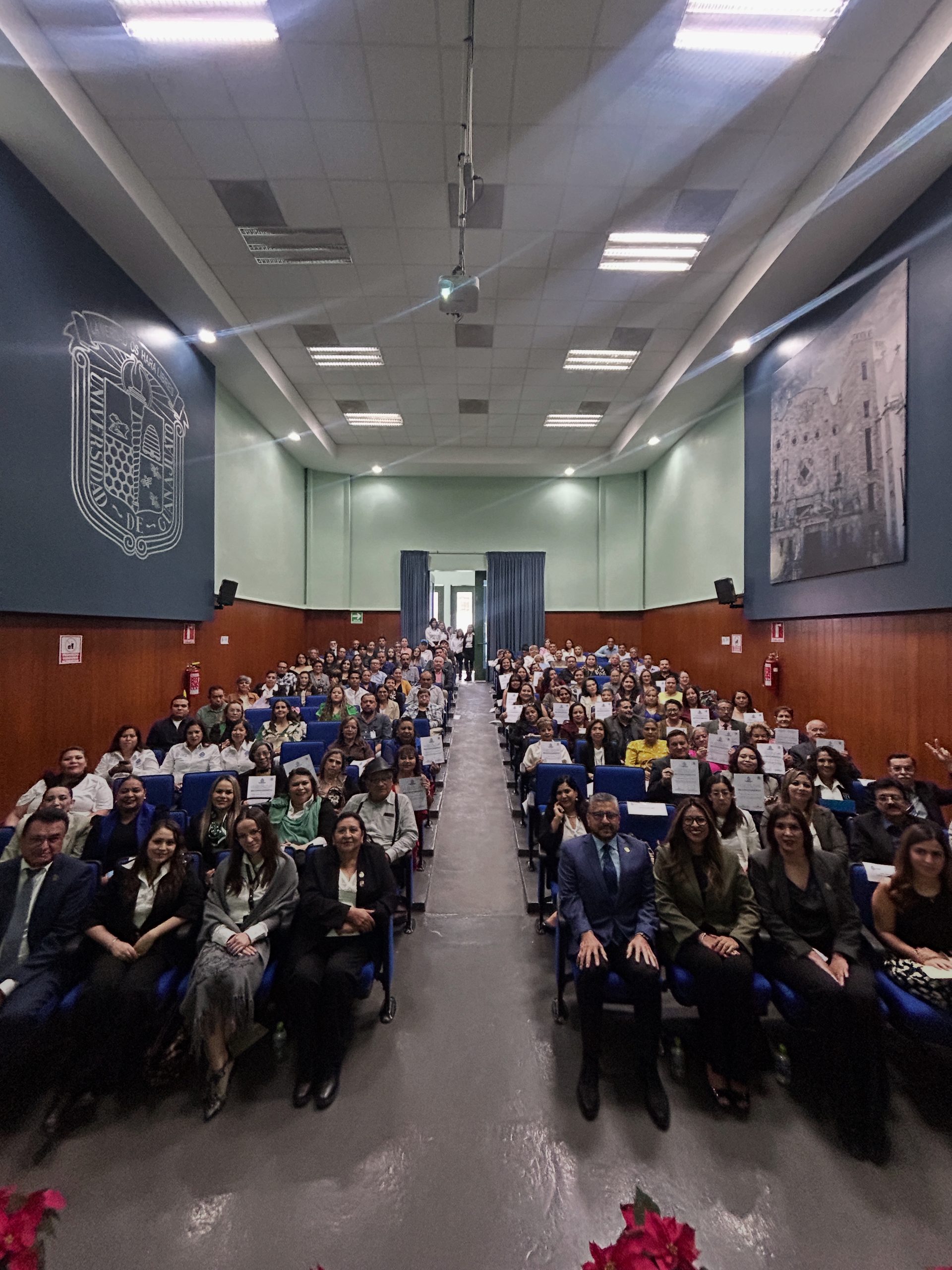 SSG reconoció la trayectoria de 63 servidores públicos de la salud del municipio de León.