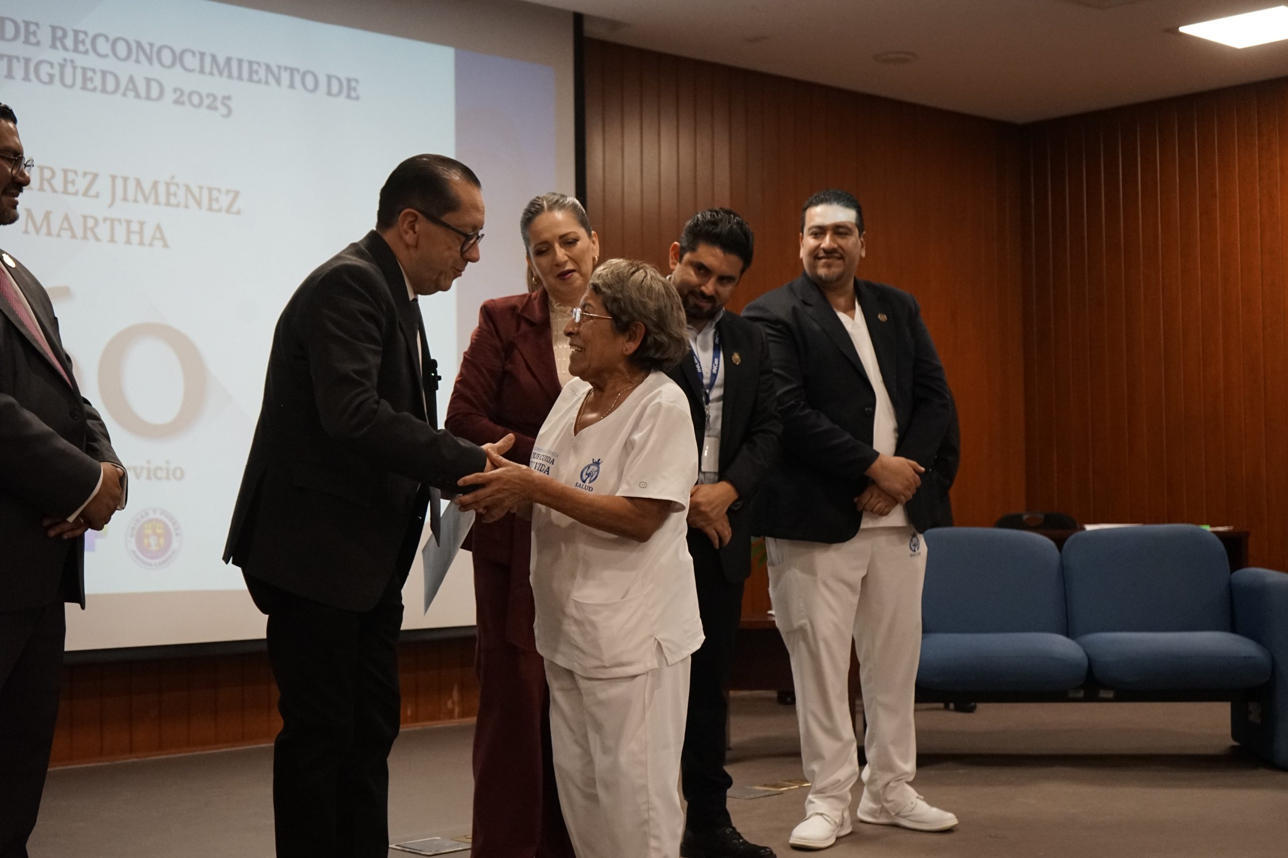 SSG reconoció a 75 profesionales hasta por 60 años de servicio.