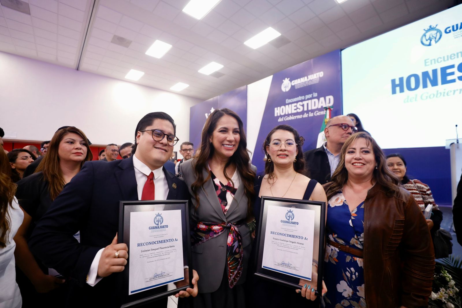 Gobierno de la Gente reconoce a quienes sirven con integridad