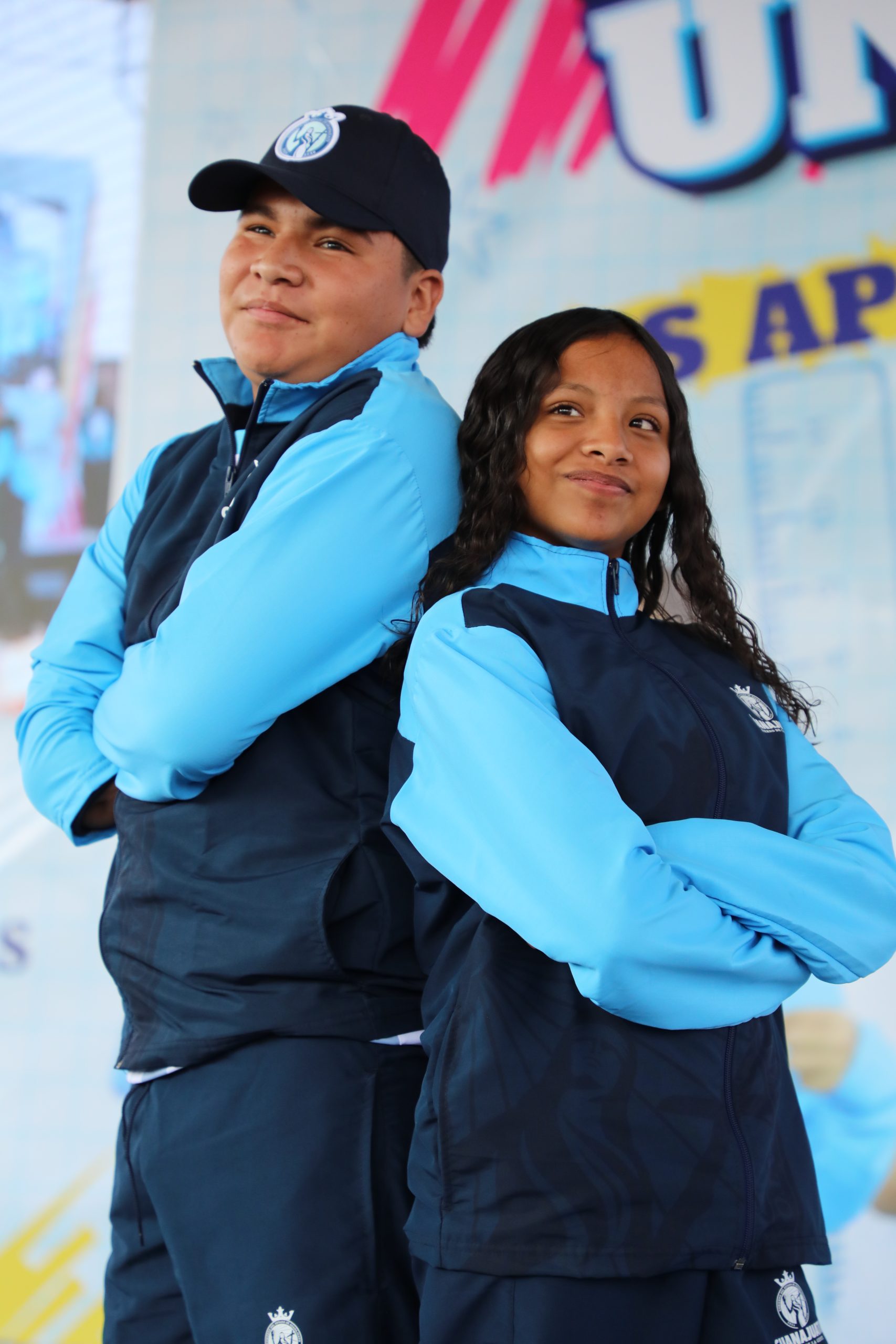 Impulsa el Gobierno de la Gente economía familiar en Salvatierra con la entrega de uniformes escolares