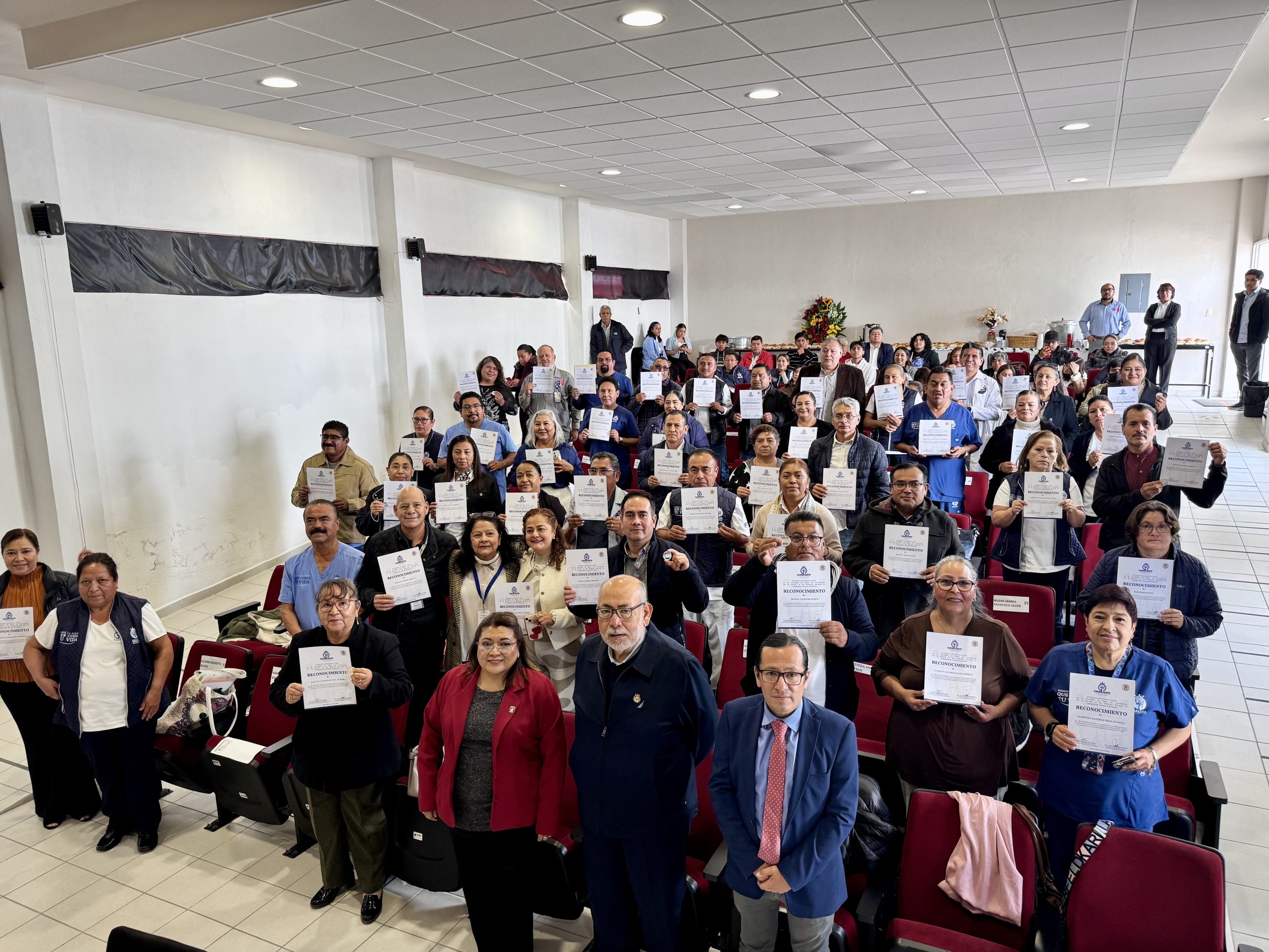 SSG reconoció la trayectoria de 63 servidores públicos de la salud del municipio de León.