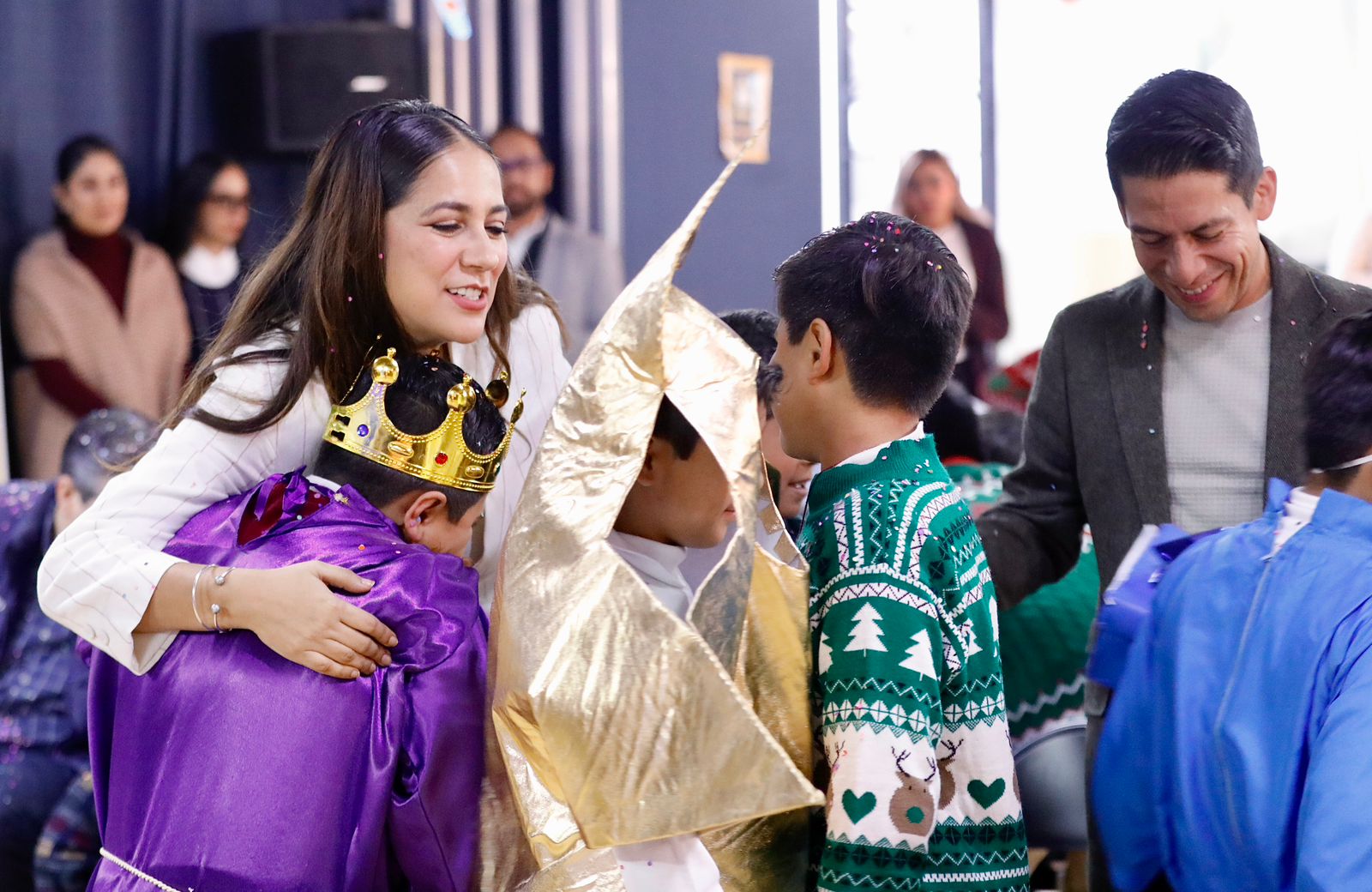 Comparte Gobernadora Día de Reyes con menores de la Casa Hogar San Antonio