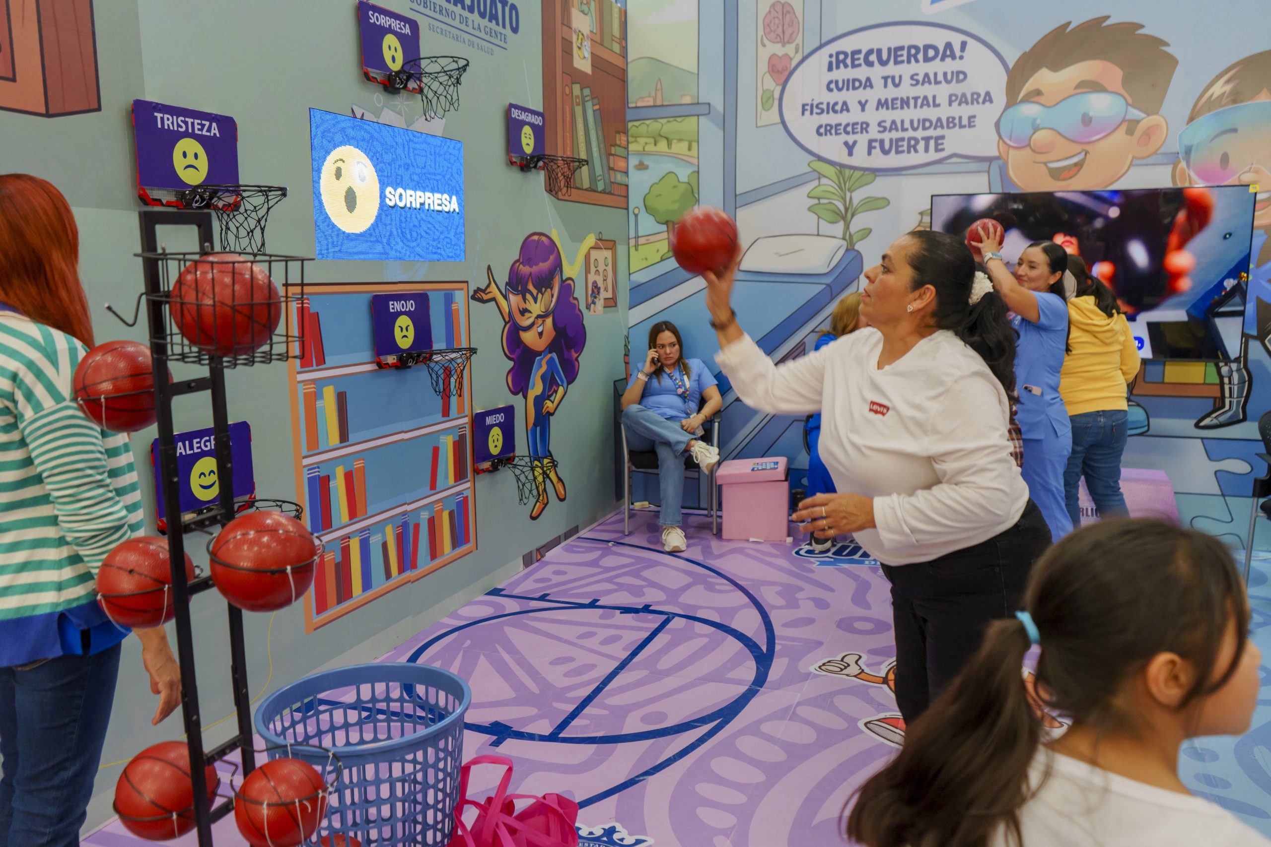 SSG participa la gente en stand para identificar y gestionar emociones en la Feria de León 2026.