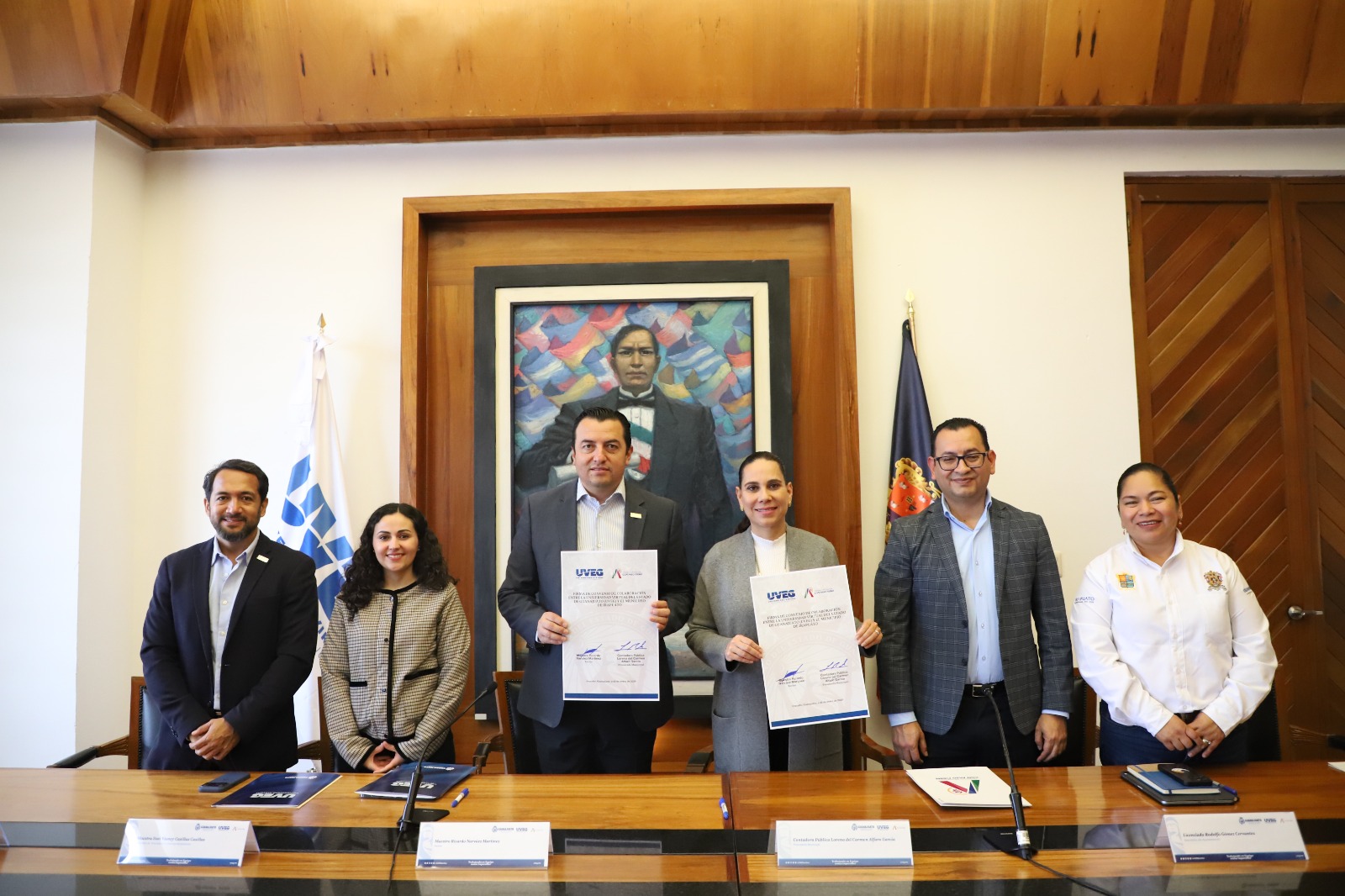 Irapuato, Guanajuato a 8 de enero de 2026. Con la finalidad de acercar la educación a más personas y fortalecer el desarrollo de la comunidad, la Universidad Virtual del Estado de Guanajuato (UVEG) y el Municipio de Irapuato firmaron un convenio de colaboración que permitirá ampliar el acceso a programas educativos, educación continua y servicios de formación, así como fortalecer la operación de los Centros de Acceso Educativo (CAE) y los Telebachilleratos de la UVEG en el municipio.