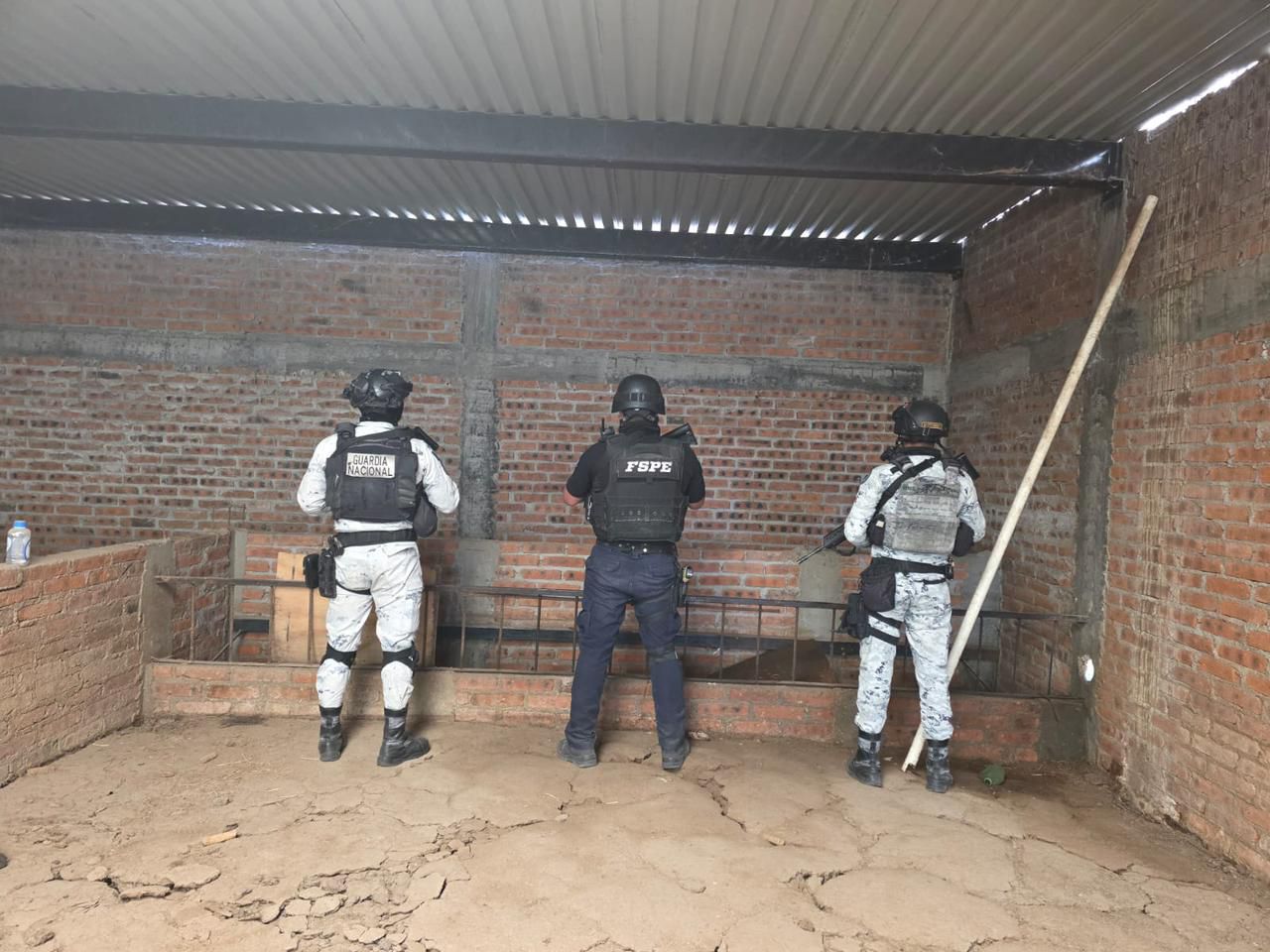 Aseguran FSPE y autoridades federales más de 50 mil litros de hidrocarburo en dos municipios