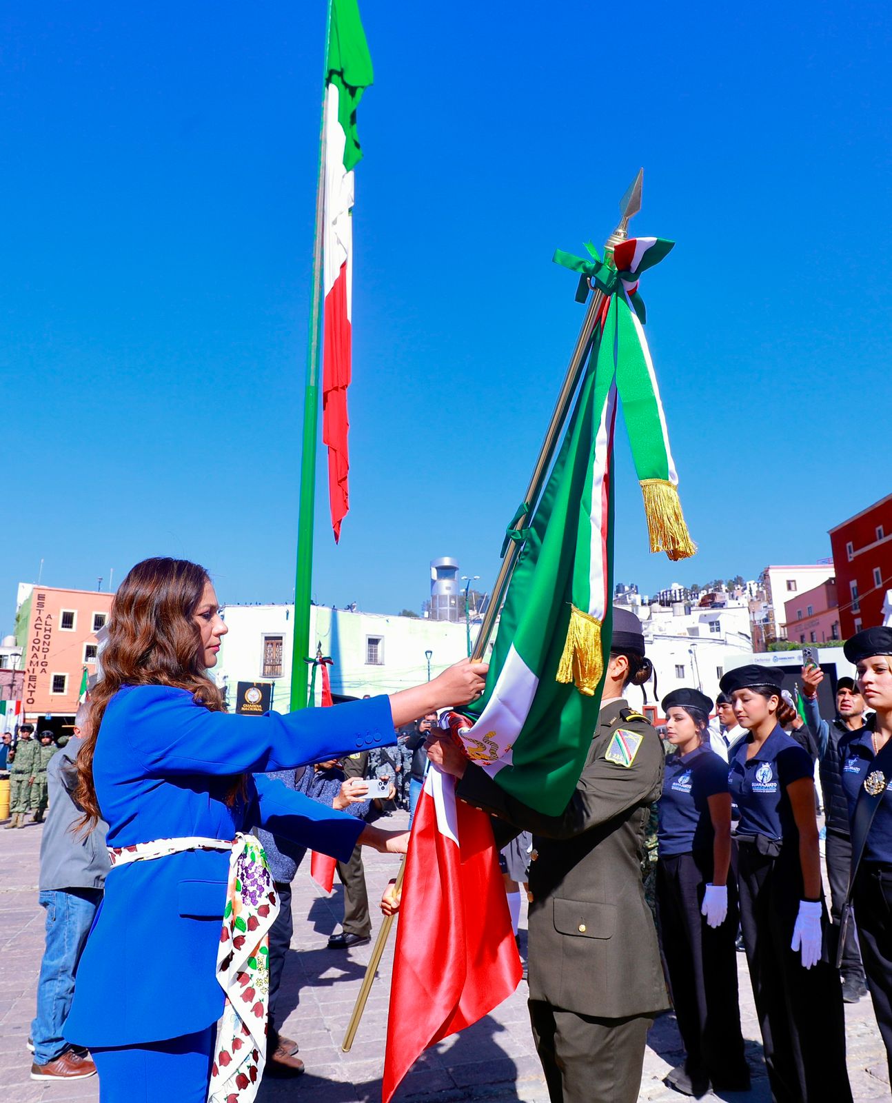 Abanderan a 25 escoltas escolares en ceremonia del Día de la Bandera en Guanajuato