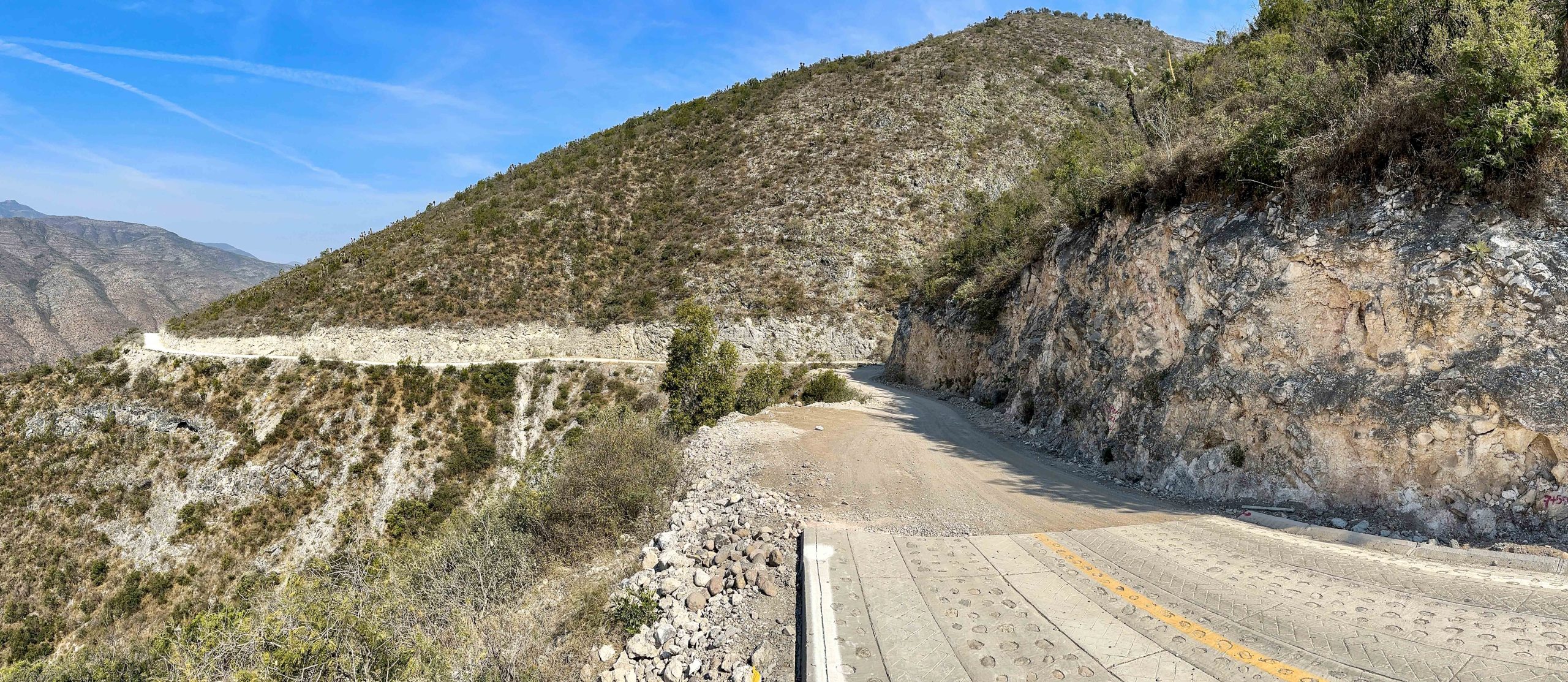 Gobierno de la Gente mejora la conectividad en comunidades de Xichú, con pavimentación total de camino