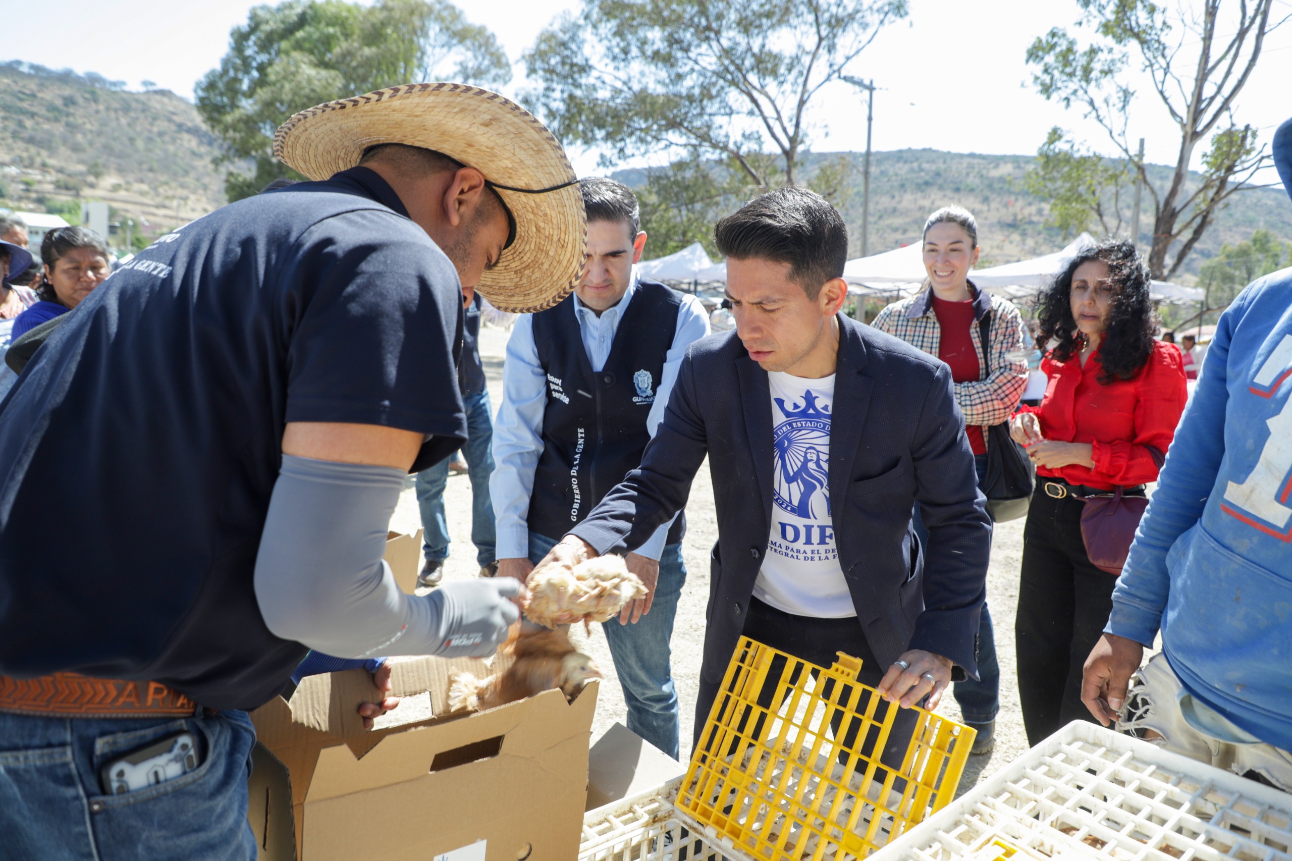 Entrega DIF Estatal aves de traspatio para impulsar la economía de las familias de San Miguel de Allende