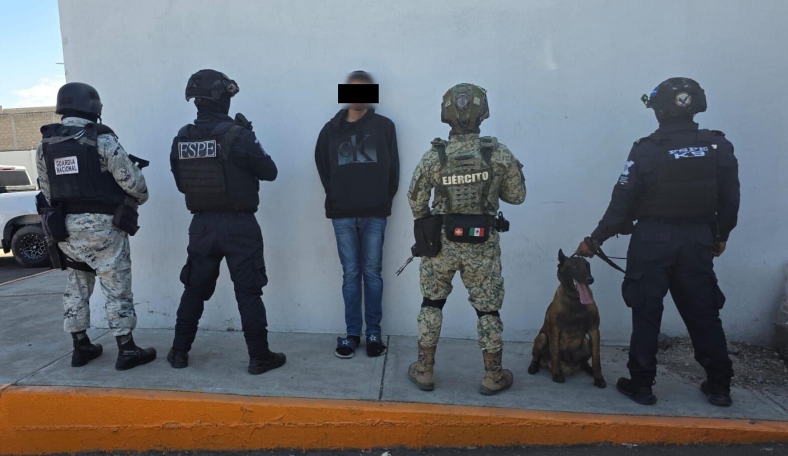 Detiene Secretaría de Seguridad y Paz a dos personas con arma, droga y motocicletas en Celaya