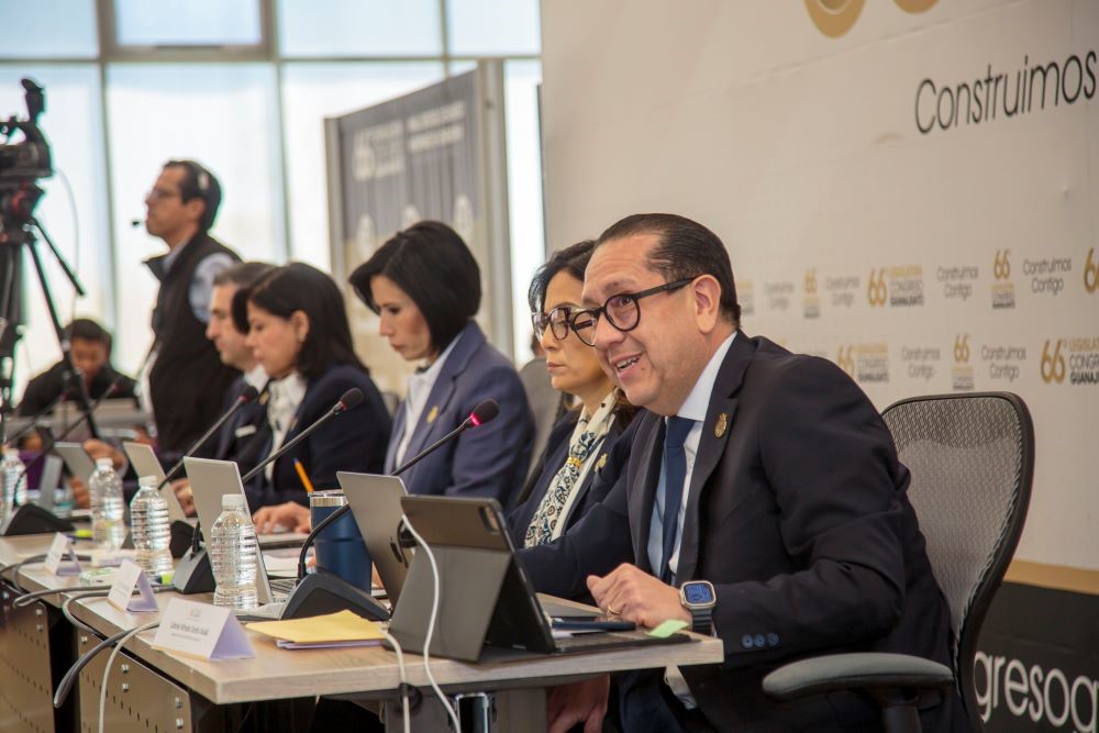 Gabriel Cortés Alcalá, secretario de salud de Guanajuato presenta a diputados logros en salud durante 2025.