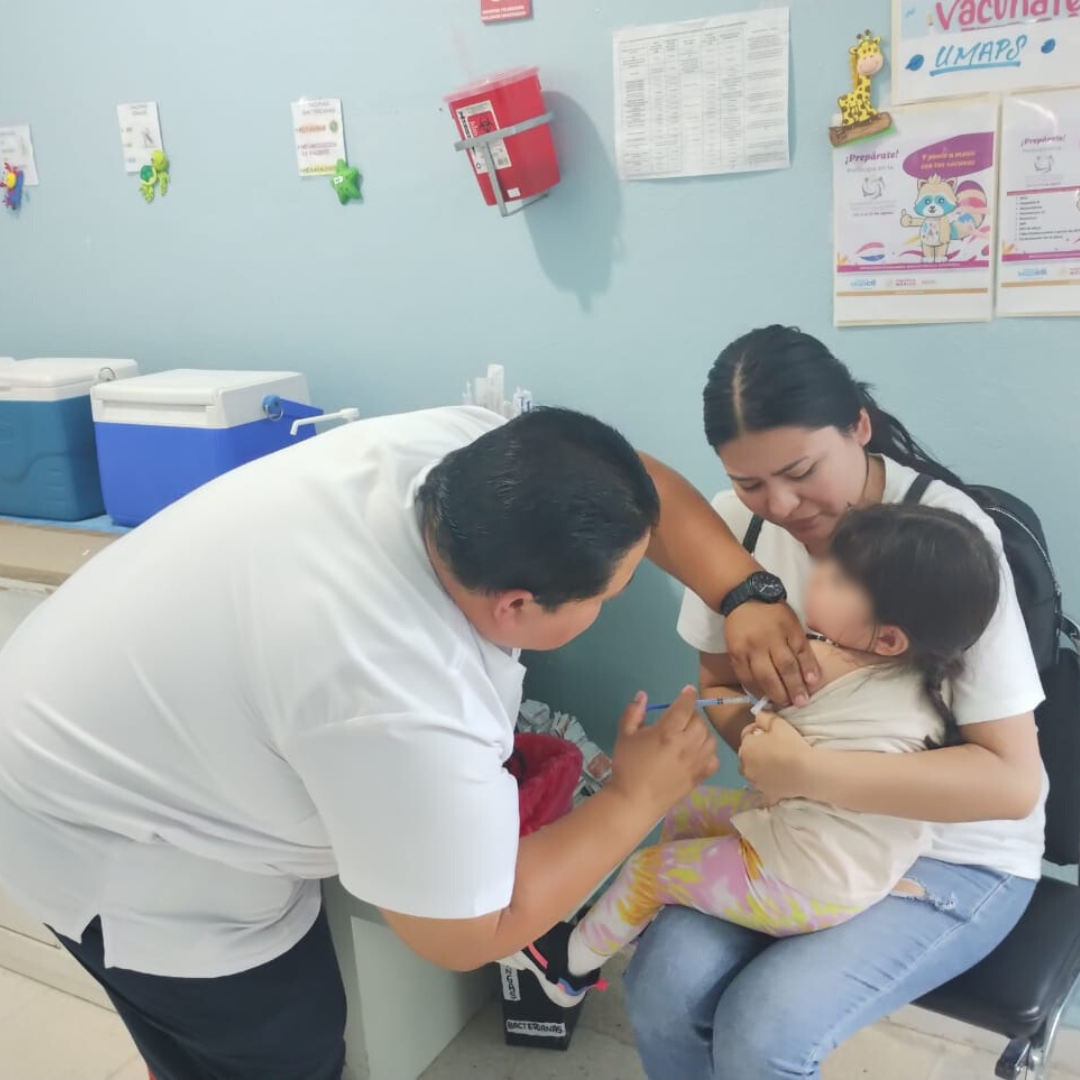 Gobierno de la Gente fortalece la protección de la población con el Programa de Vacunación Universal.