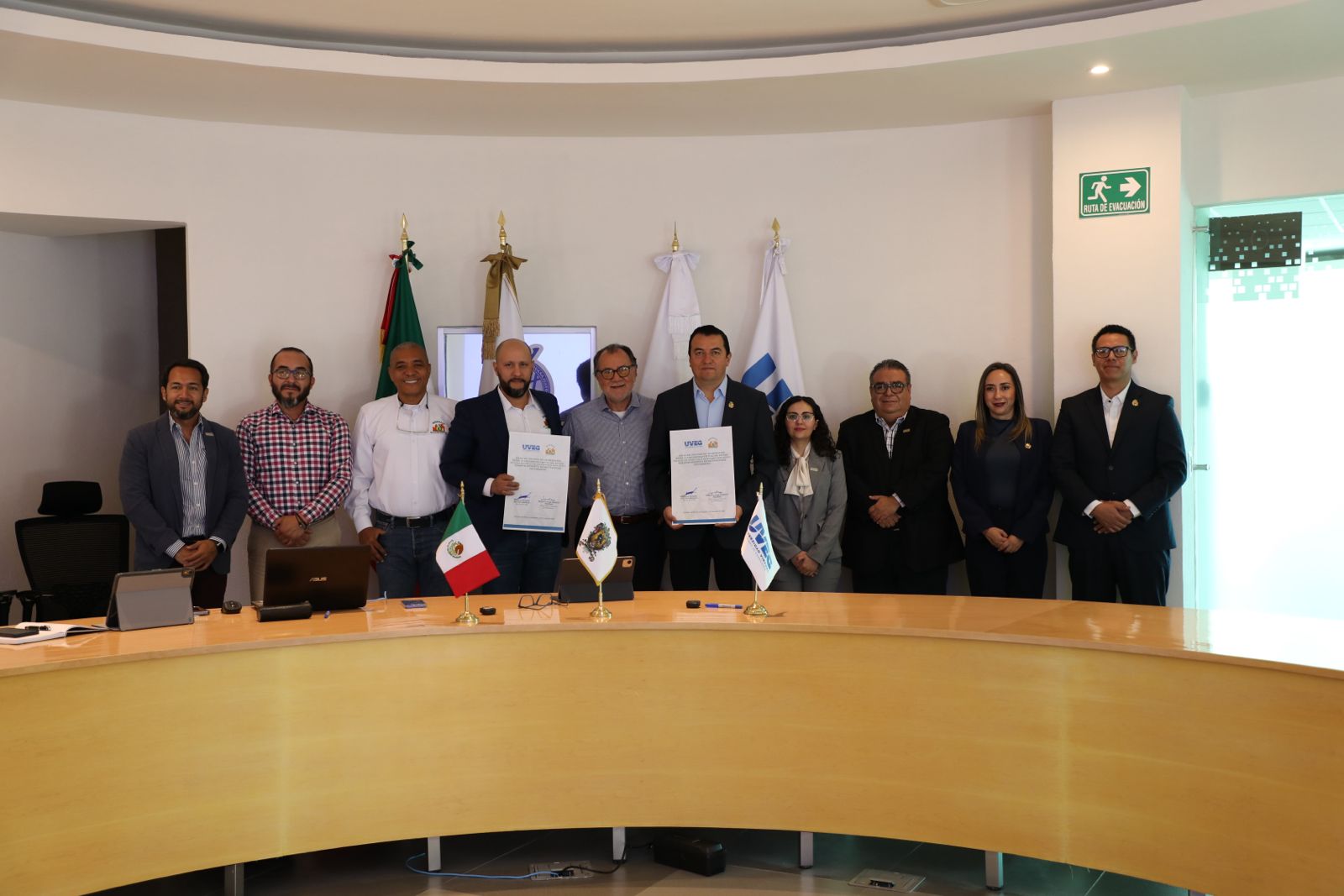 Purísima del Rincón, Guanajuato, 24 de marzo de 2026. La Universidad Virtual del Estado de Guanajuato (UVEG) continúa ampliando sus fronteras y posicionando el talento de su comunidad educativa a nivel internacional, tras la firma de un convenio de colaboración académica con el Instituto Técnico Nacional de Comercio (INTENALCO), con sede en Cali, Colombia.