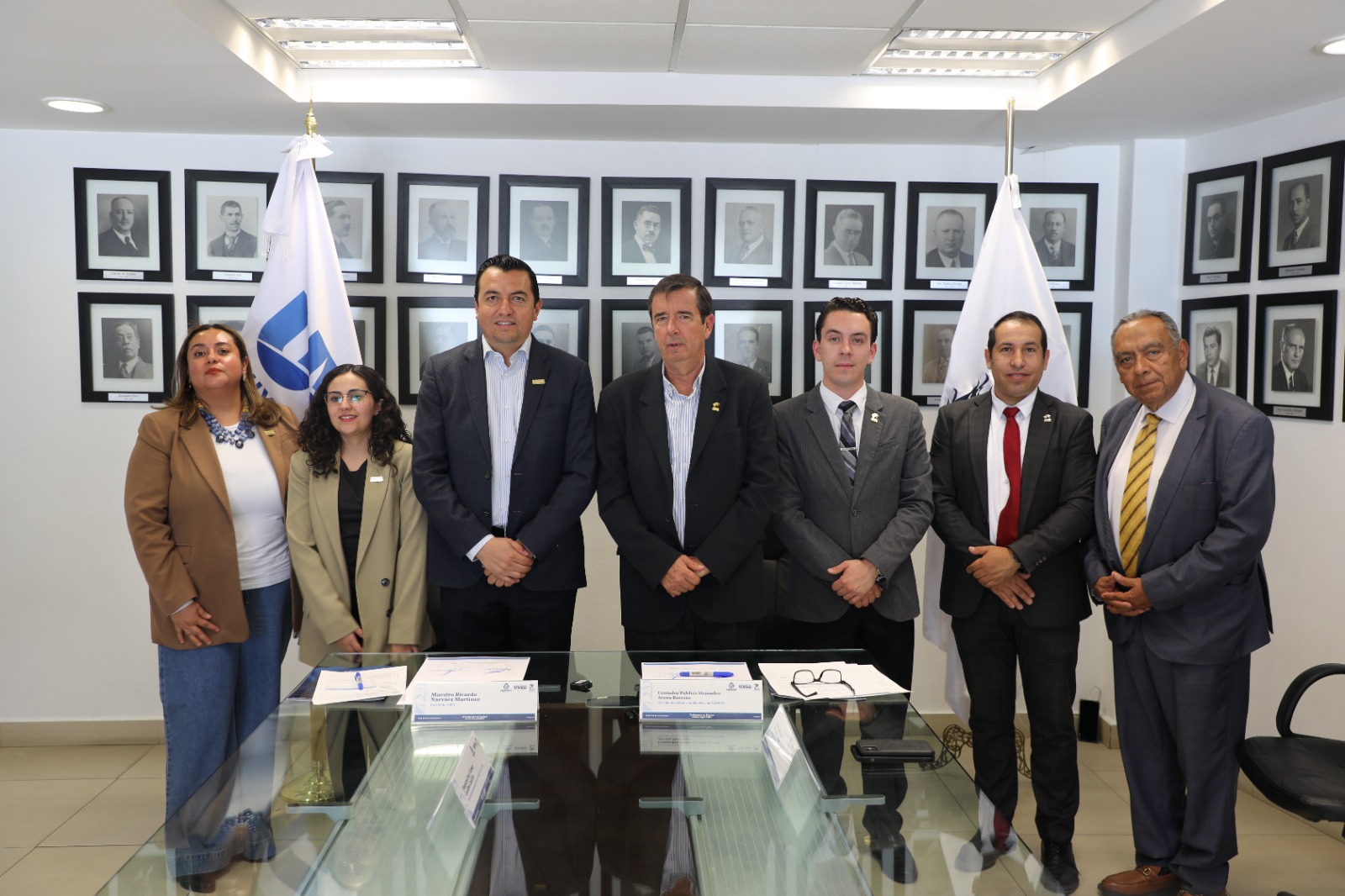 León, Guanajuato; 25 de marzo de 2026. La Universidad Virtual del Estado de Guanajuato (UVEG) y la Cámara Nacional de Comercio, Servicios y Turismo de León (CANACO SERVyTur) consolidaron una alianza estratégica que fortalece la vinculación entre el sector educativo y empresarial, con el objetivo de contribuir al desarrollo del talento, la capacitación y la innovación en la región.